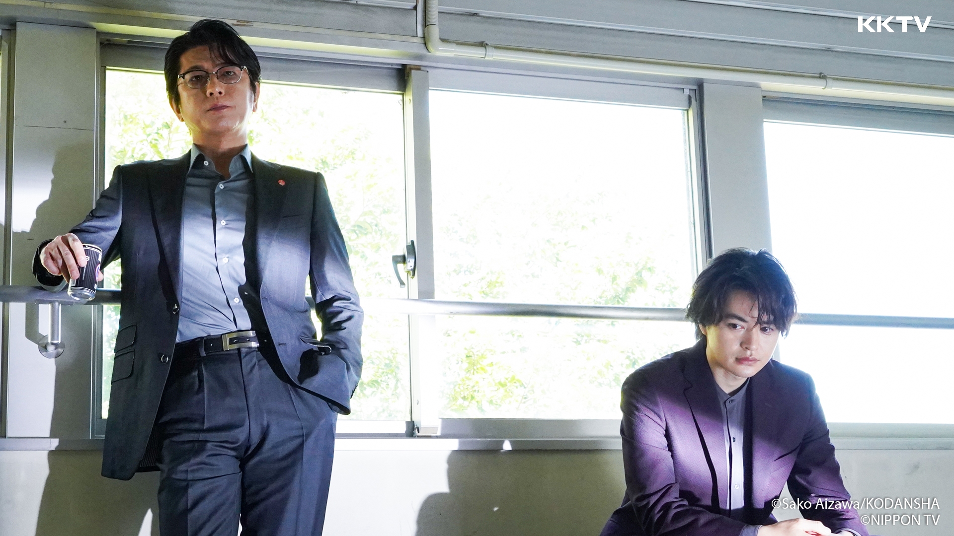 及川光博（左）飾演偵辦事件的刑警，瀨戶康史則是協助靈媒偵探的推理小說家，兩人在開鏡初期都非常害怕與清原對上眼。（KKTV提供）