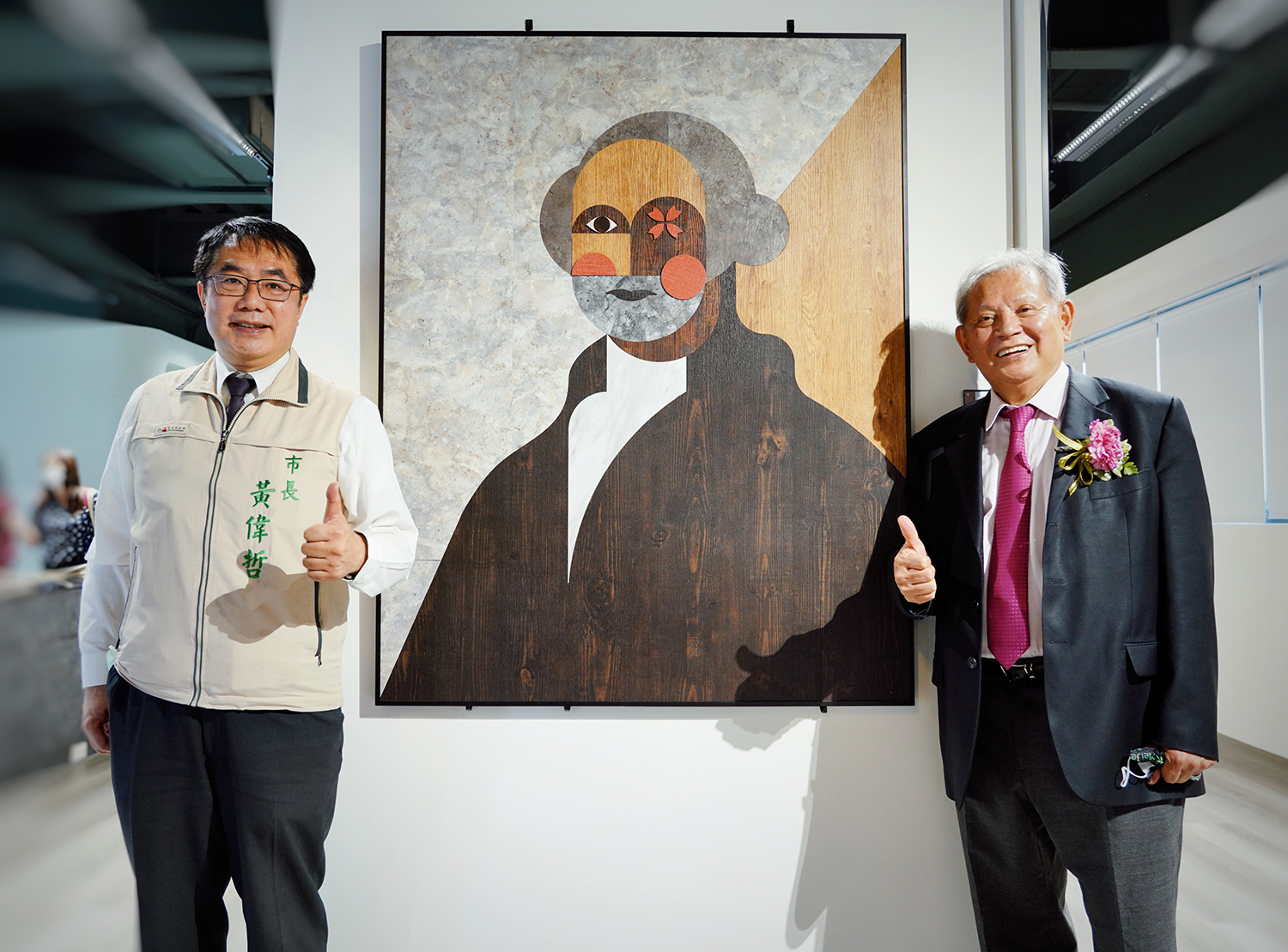 美喆台南新廠今舉辦落成典禮，董事長陳本源（右）與台南市長黃偉哲參觀產品展示間。