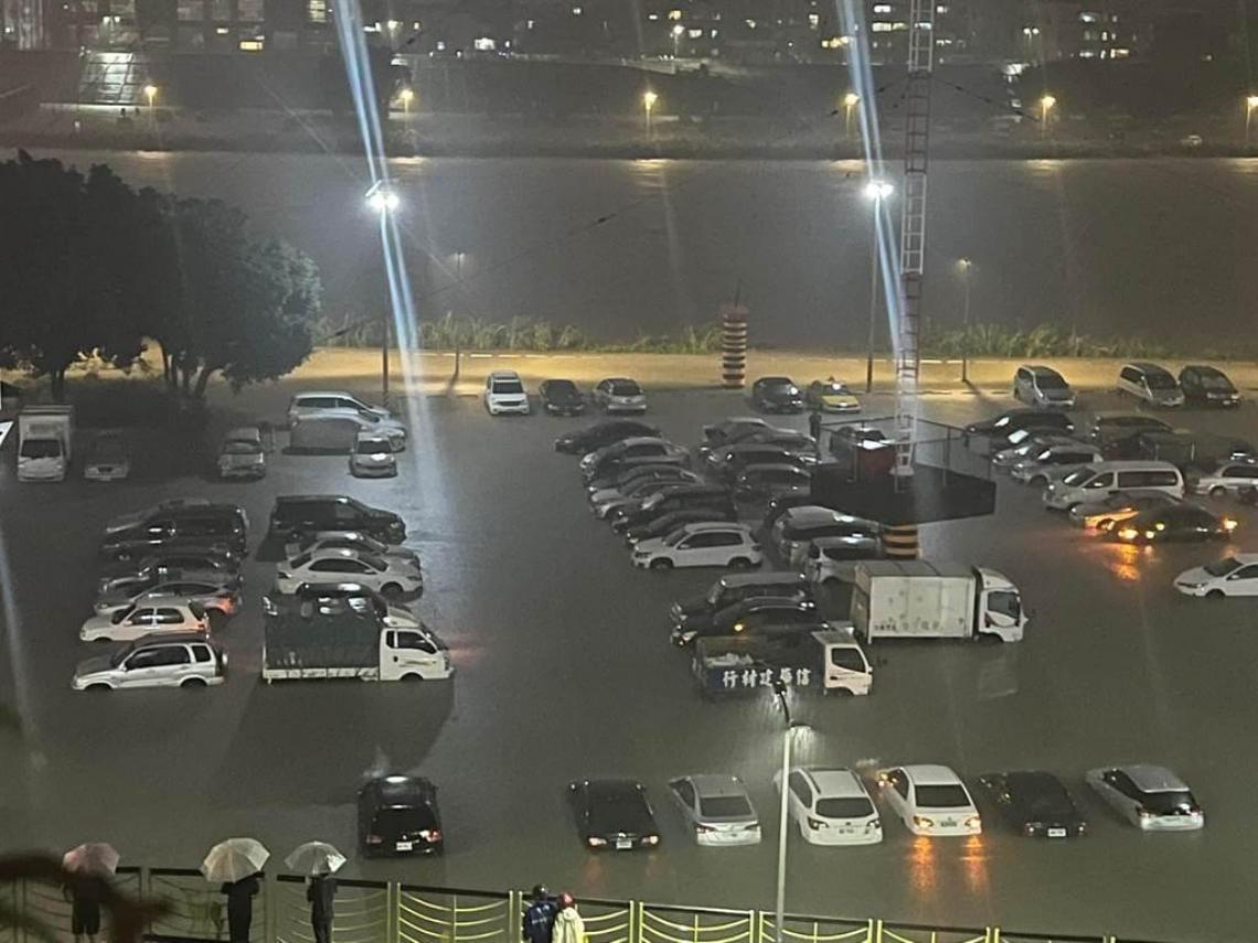 中颱尼莎為北台灣帶來強降雨，百齡橋下有數十輛車因來不及移走泡水。（翻攝自我是士林人&我是北投人（士林區、北投區、大同區）臉書）