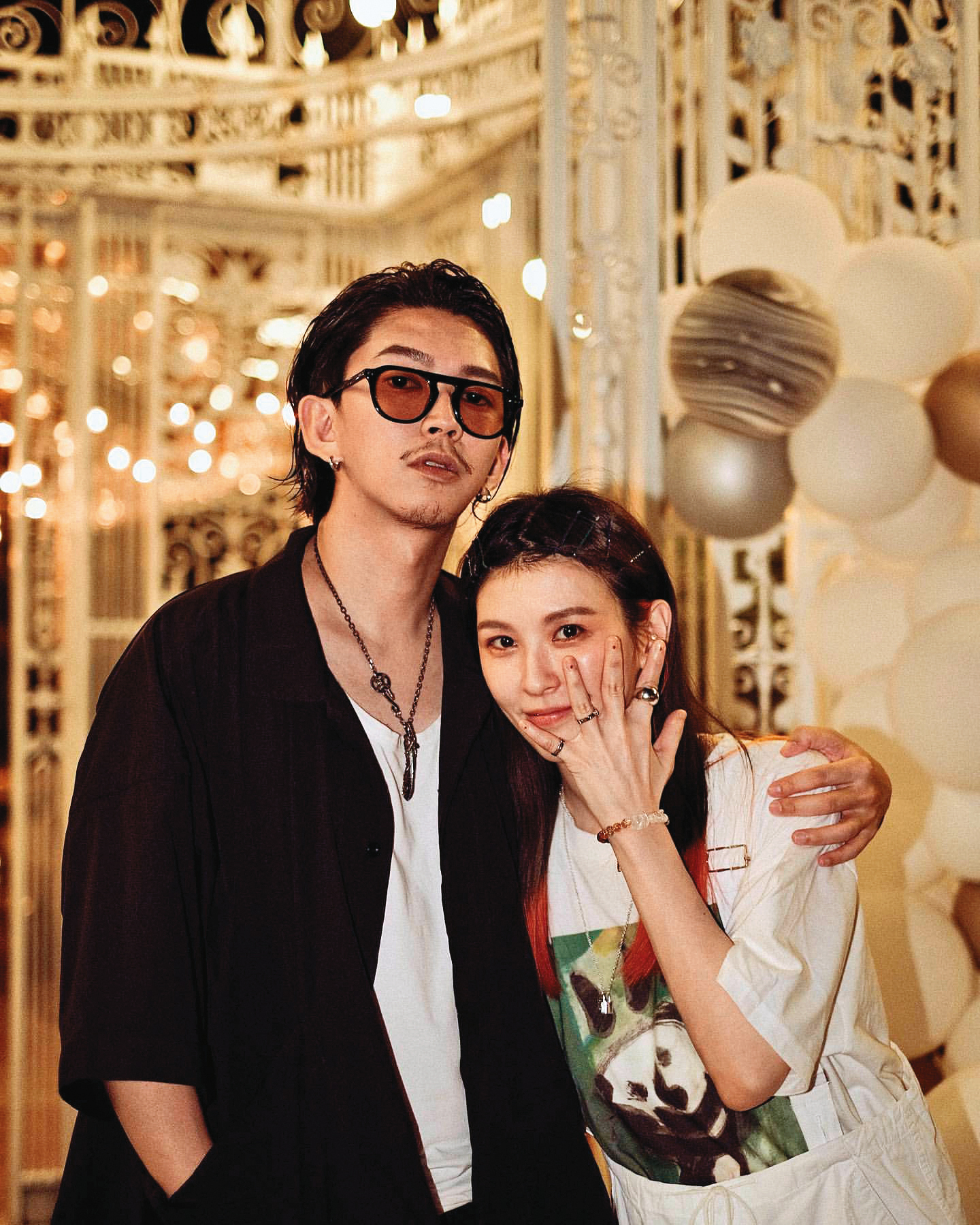 魏如昀（右）接受了髮型師男友林志泓（左）求婚，開心秀出婚戒。（翻攝自魏如昀IG）