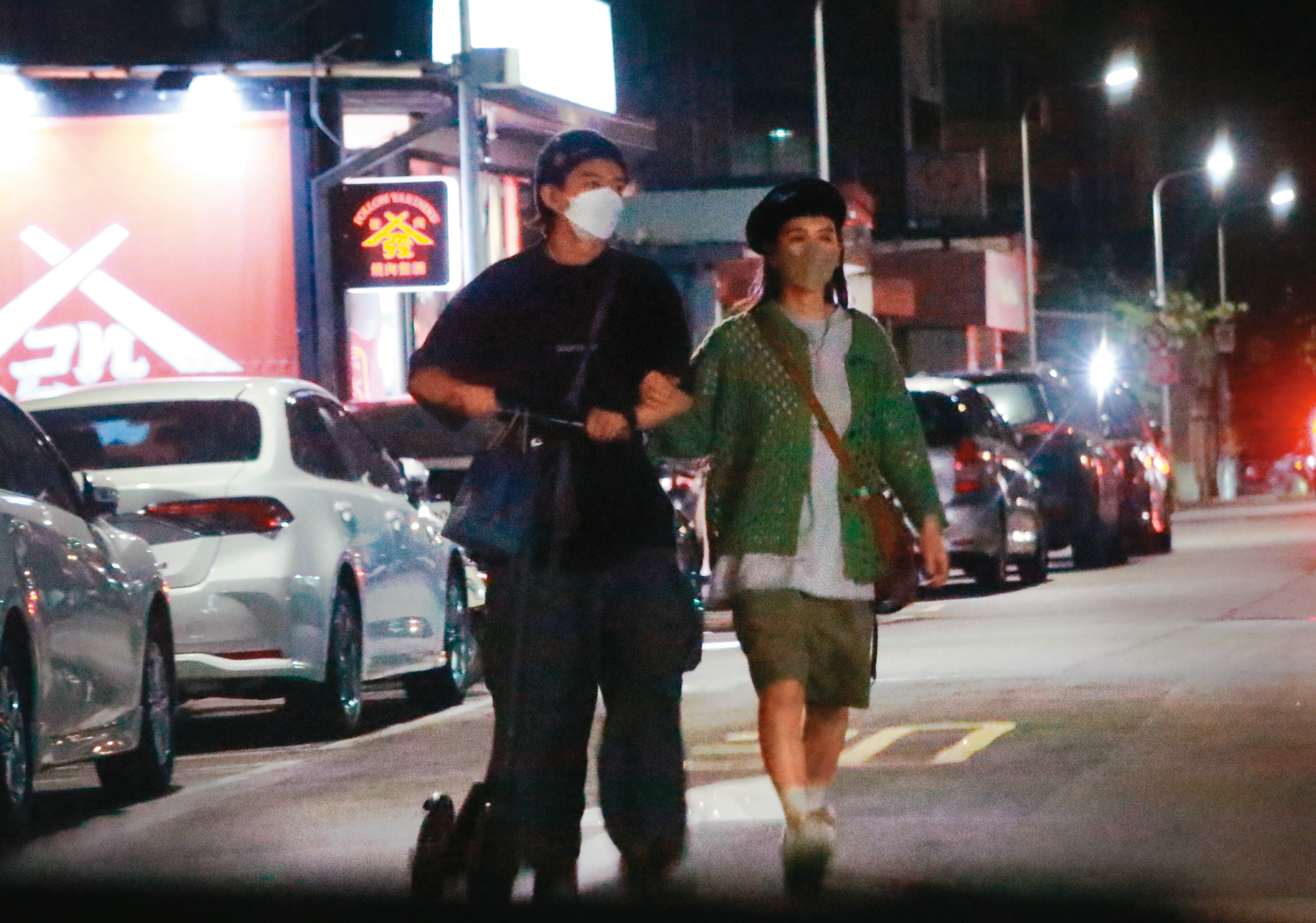 10月5日00：06，結束晚餐約會，魏如昀勾著林志泓的左手，漫步在東區巷子裡，兩人一路上說說笑笑。