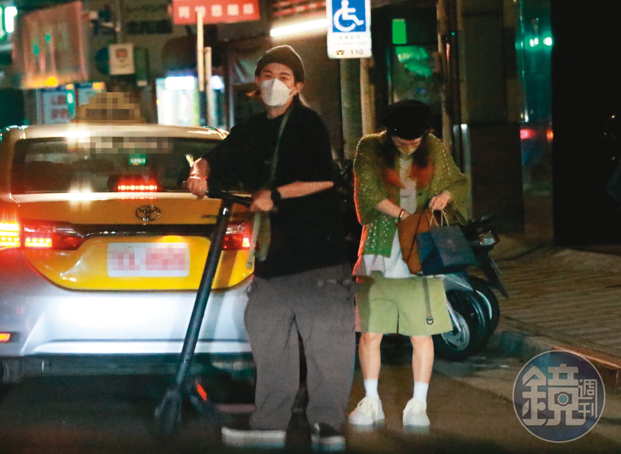 00：14，兩人一下計程車，魏如昀忙著低頭找鑰匙。