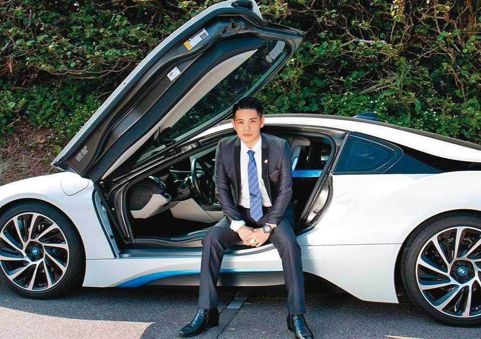 黃景裕生活豪奢、愛炫富，常在臉書上傳超跑名車等照片。（翻攝黃景裕臉書）