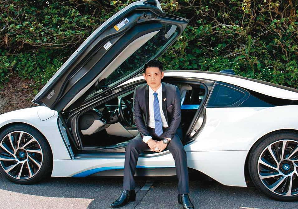 黃景裕生活豪奢、愛炫富，常在臉書上傳超跑名車等照片。（翻攝黃景裕臉書）