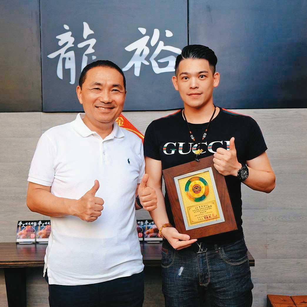 黃景裕（右）自稱新北市義警小隊長，新北市長侯友宜（左）還親自頒發證書給他。（翻攝黃景裕臉書）