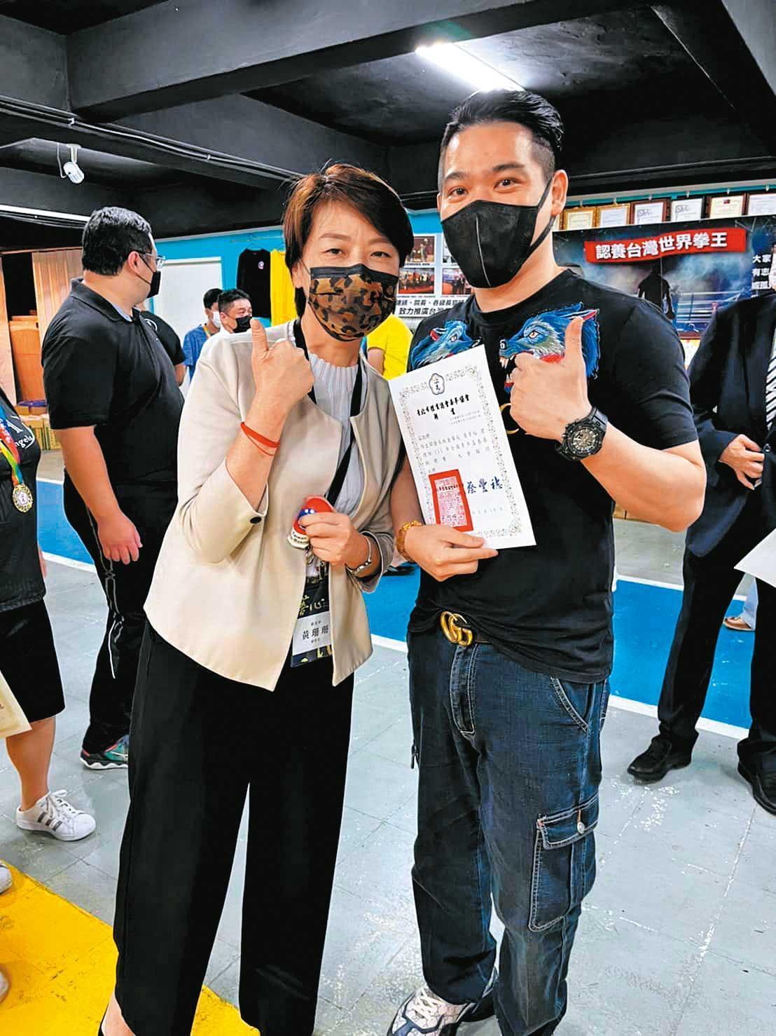 黃景裕（右）號稱台北市體育總會顧問，前台北市副市長黃珊珊（左）曾頒發顧問證書。（翻攝黃景裕臉書）