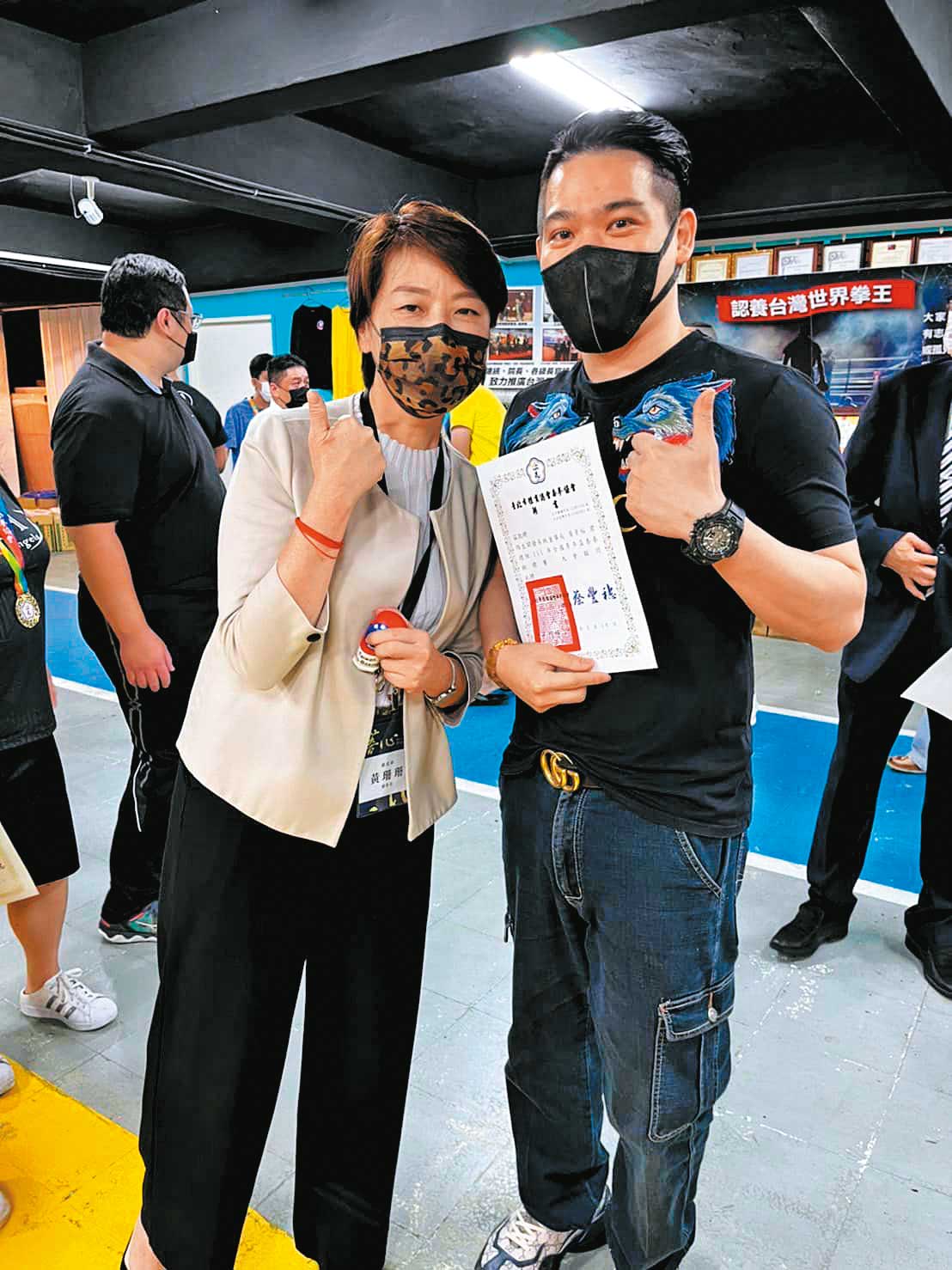 黃景裕(右)號稱台北市體育總會顧問,前台北市副市長黃珊珊(左)曾頒發顧問證書。(翻攝黃景裕臉書)