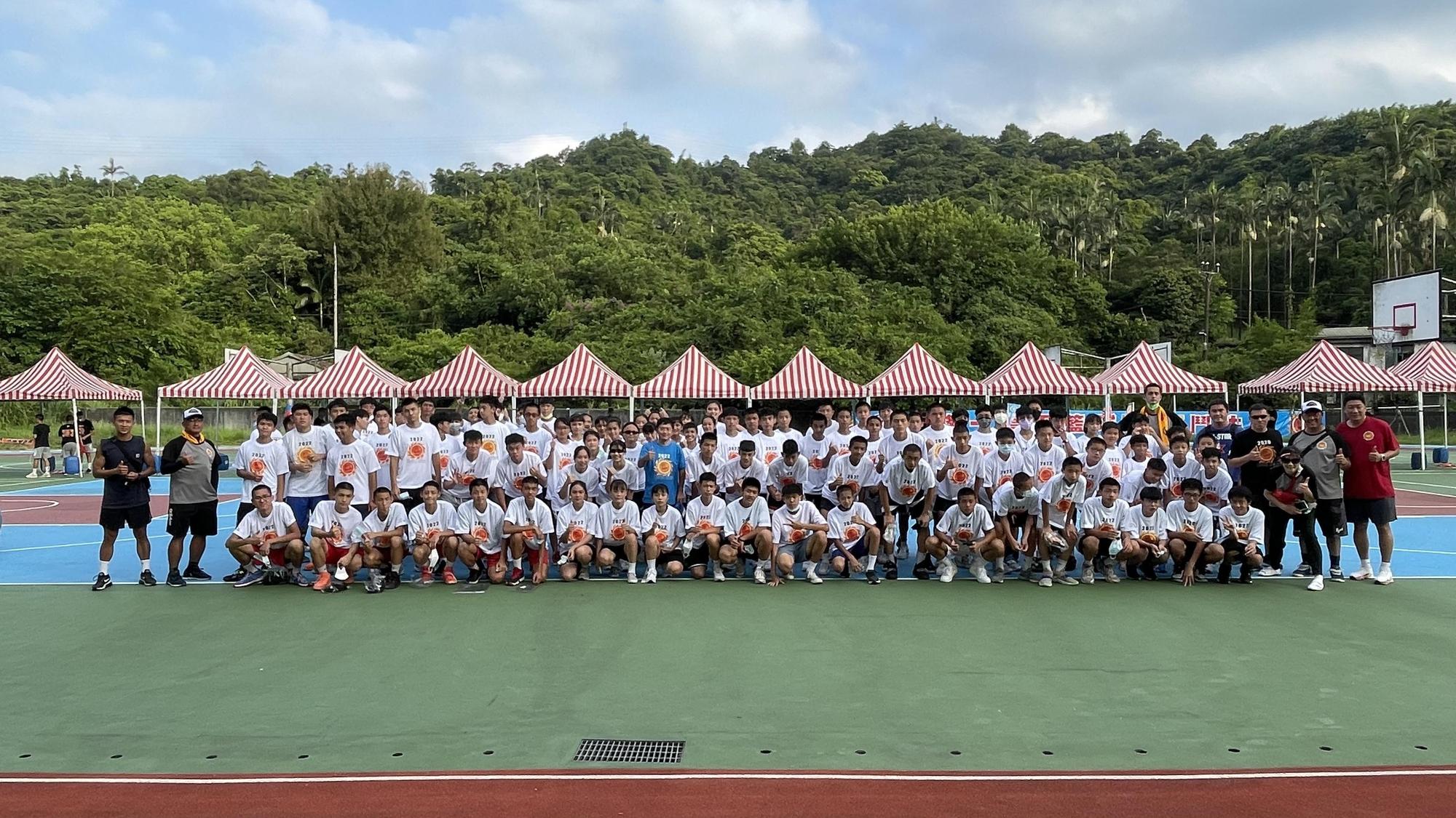 晉級四強選手穿專屬白色T恤大合照。