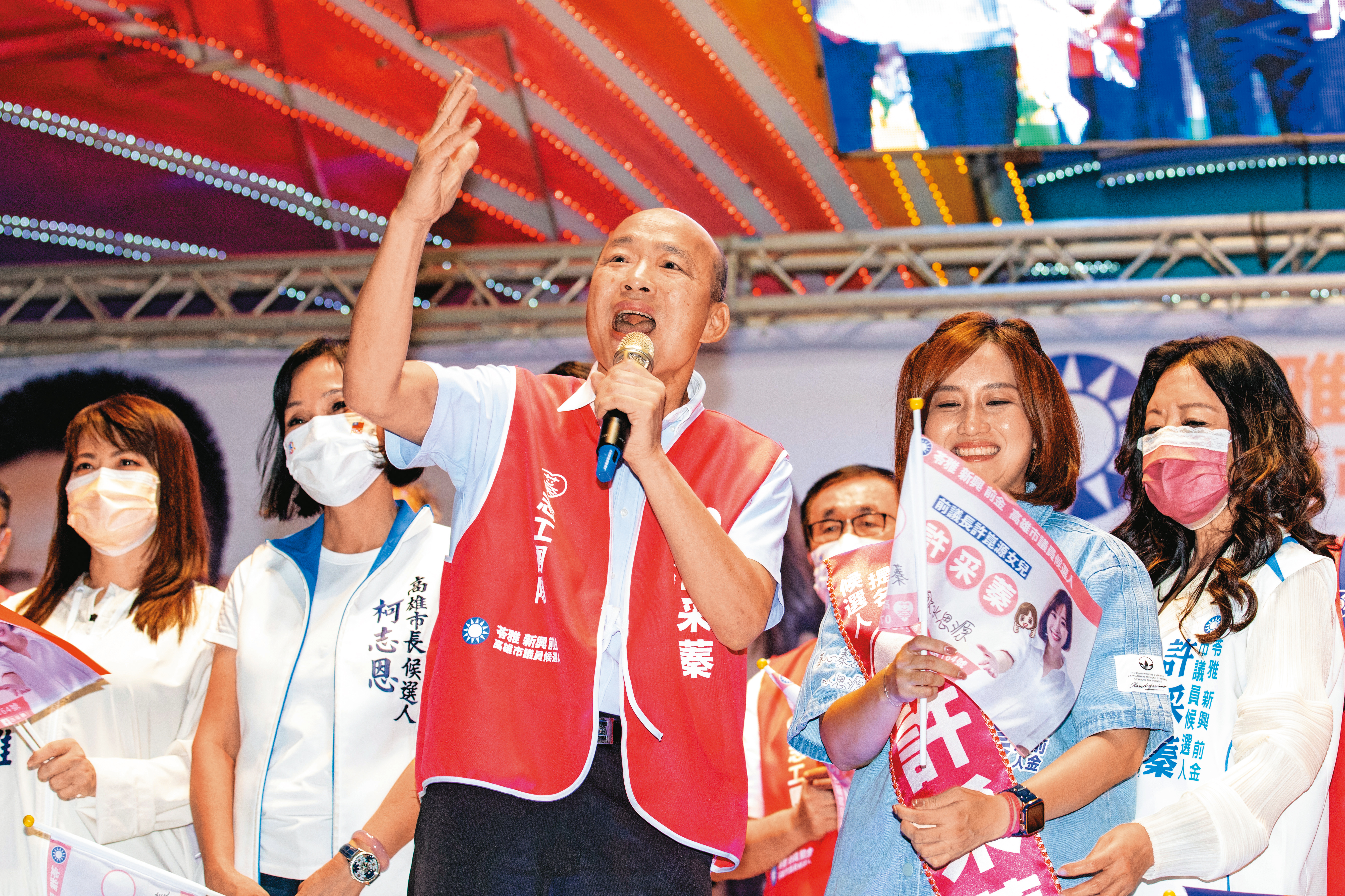 前高雄市長韓國瑜（左）沉潛2年多，上週復出替國民黨高雄市議員參選人許采蓁（右）站台助選。