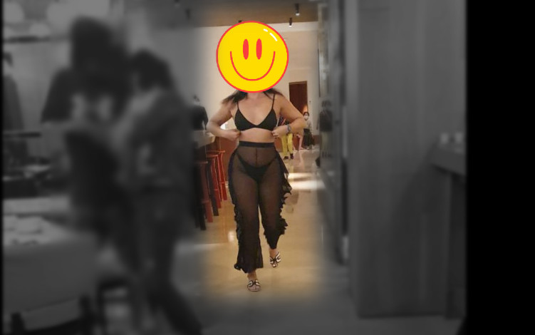 正妹穿比基尼搭配透視薄紗長褲現身餐廳，引人側目。（翻攝《爆廢公社公開版》）