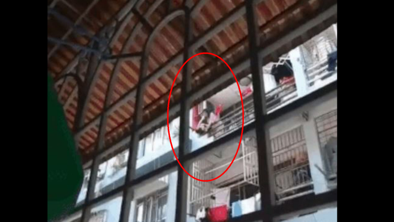 馬來西亞傳出駭人家暴案，狠母差點把女兒推下樓。（翻攝《中國報》影片截圖）