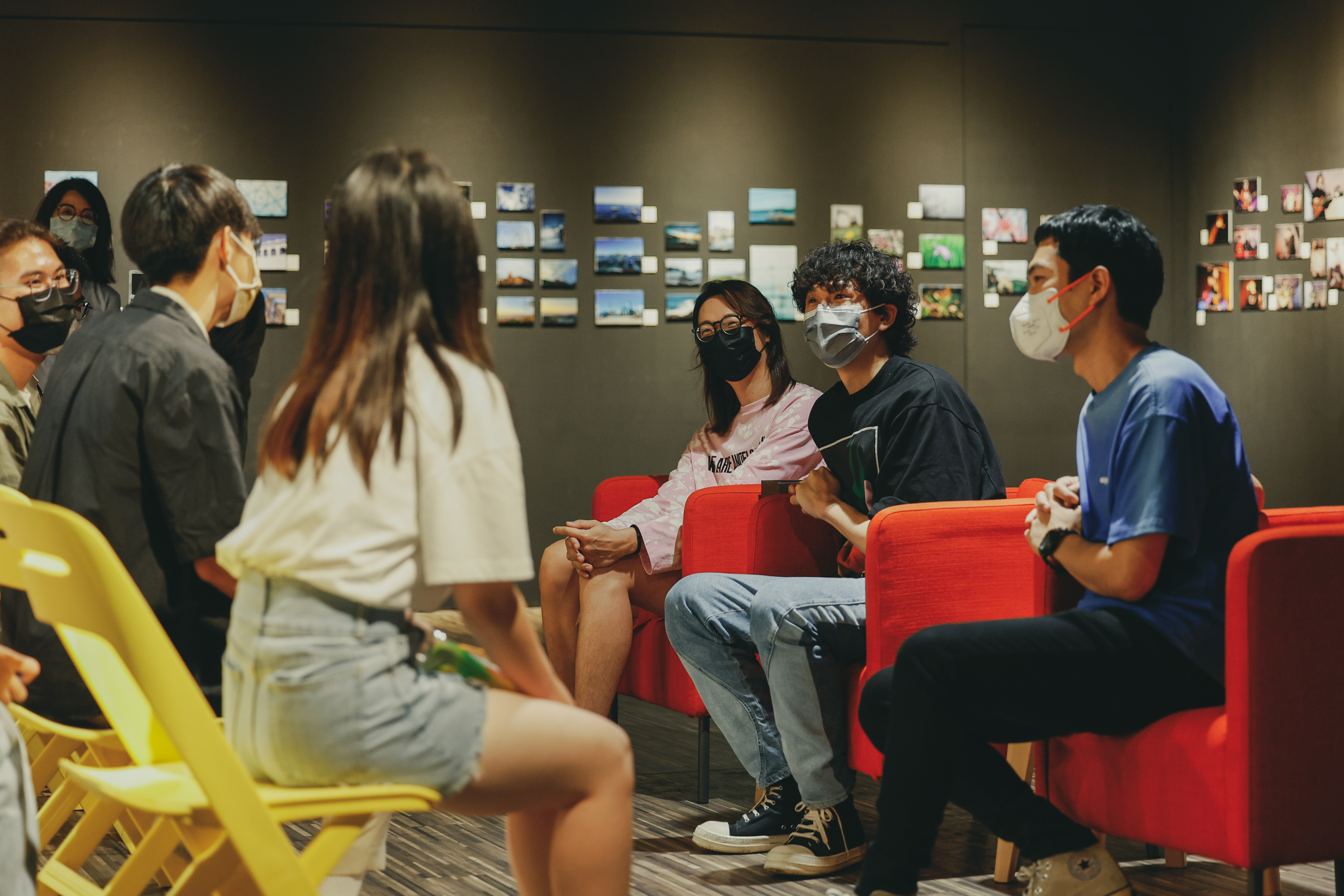 「似水流年」建中松山聯合攝影展，宇宙人看展並與學生近距離互動。（文總提供）