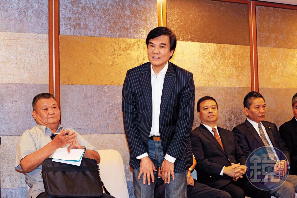 黃義交（左2）曾擔任立法委員。（本刊資料照）