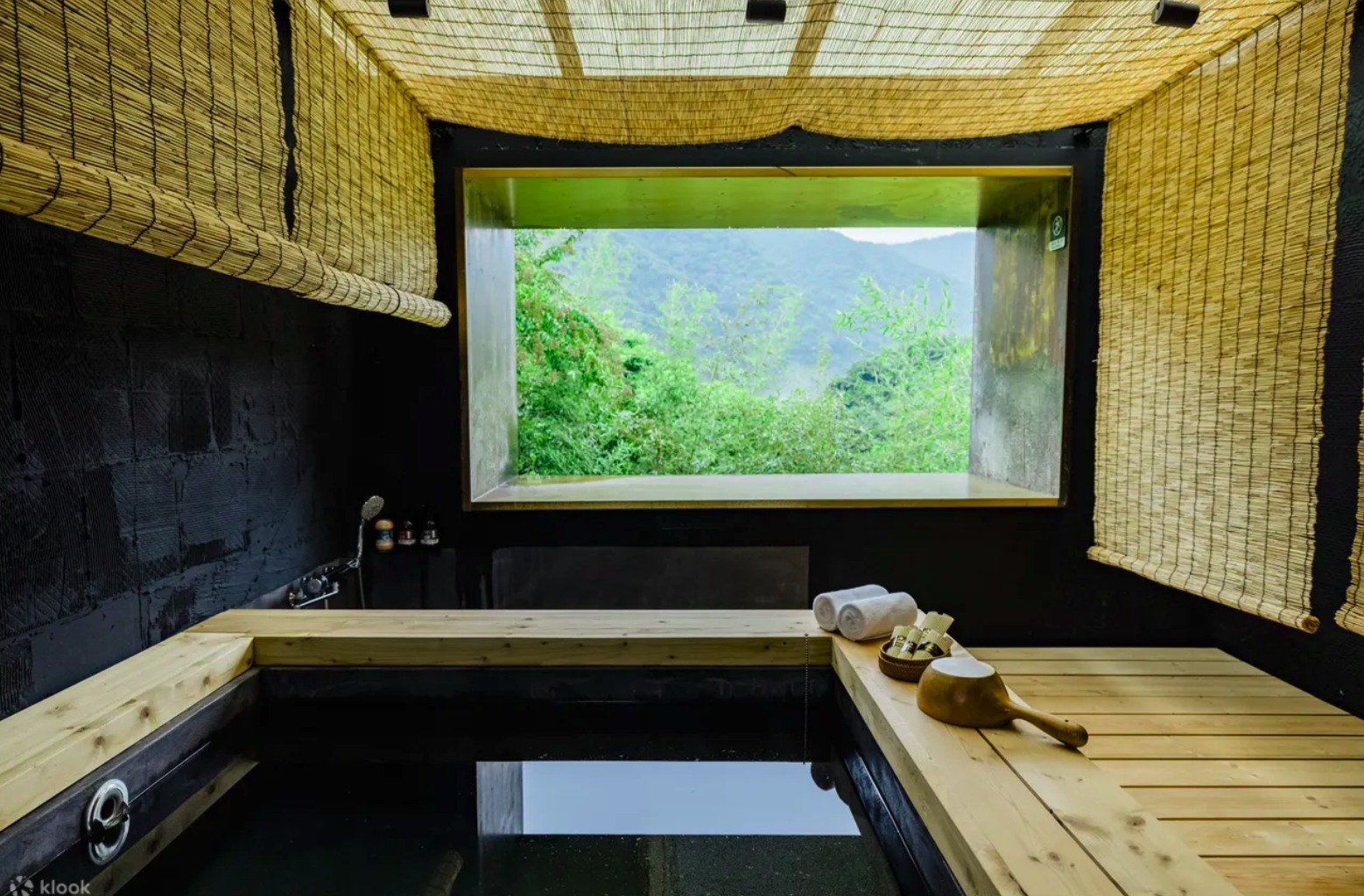 「馥森阪治Trio」在群山環繞間打造森林系湯屋。