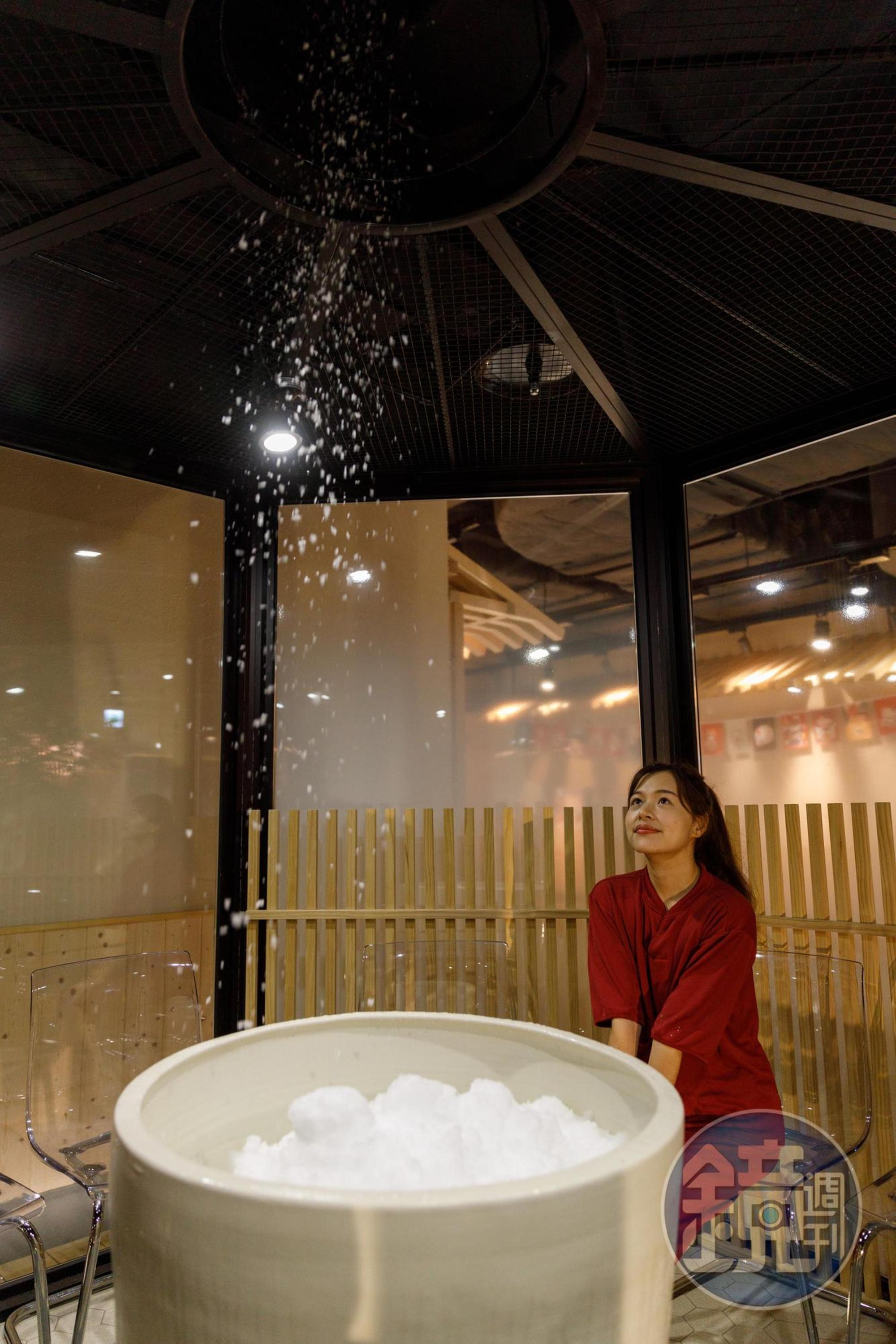 冷卻房「映雪」使用降雪機製造浪漫皚皚白雪,走進房間瞬間降溫。