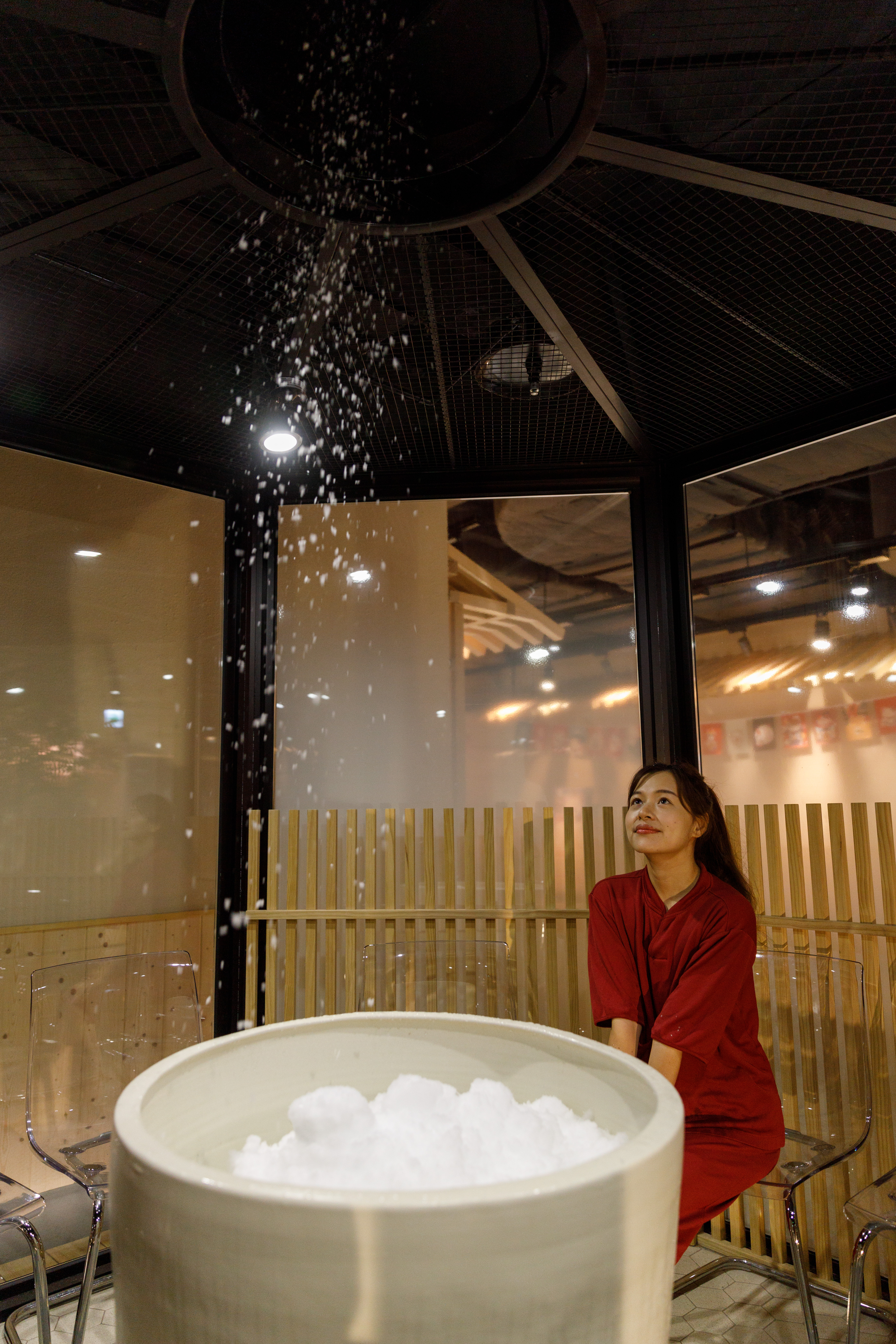 冷卻房「映雪」使用降雪機製造浪漫皚皚白雪，走進房間瞬間降溫。