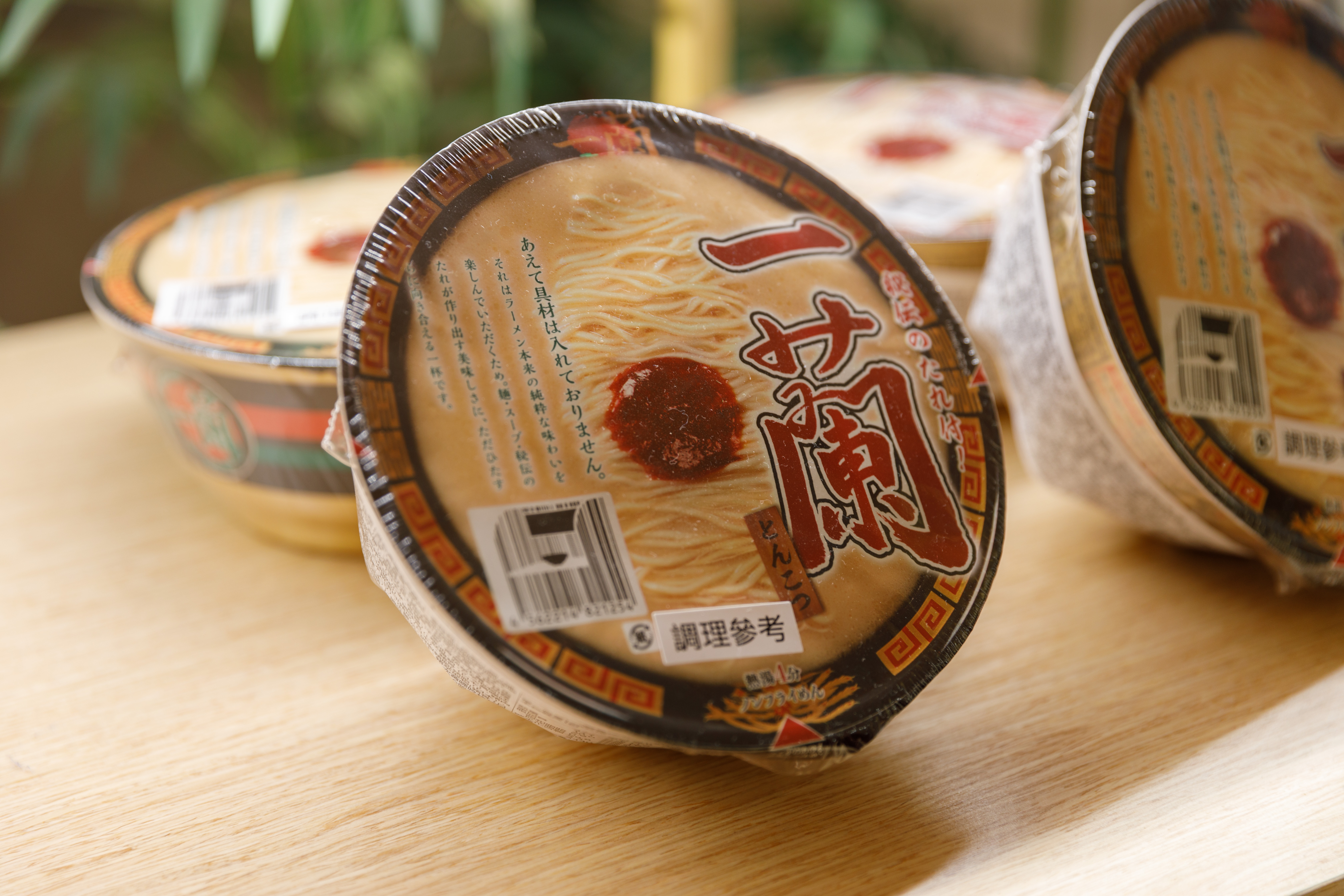 小賣店販售各式日式小物與點心，也有「一蘭拉麵」可飽腹。（259元／碗）