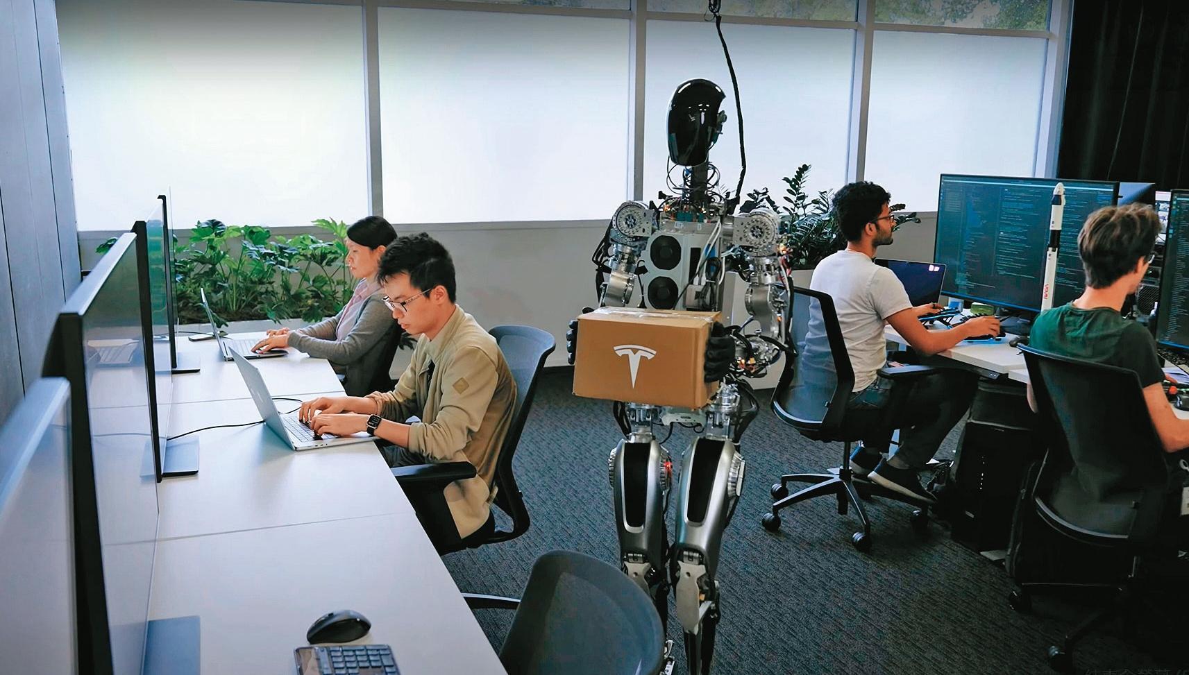 短短1年,特斯拉就將人形機器人Optimus搬進大眾眼簾,執行送包裹、澆水等工作。 (翻攝自youtube)