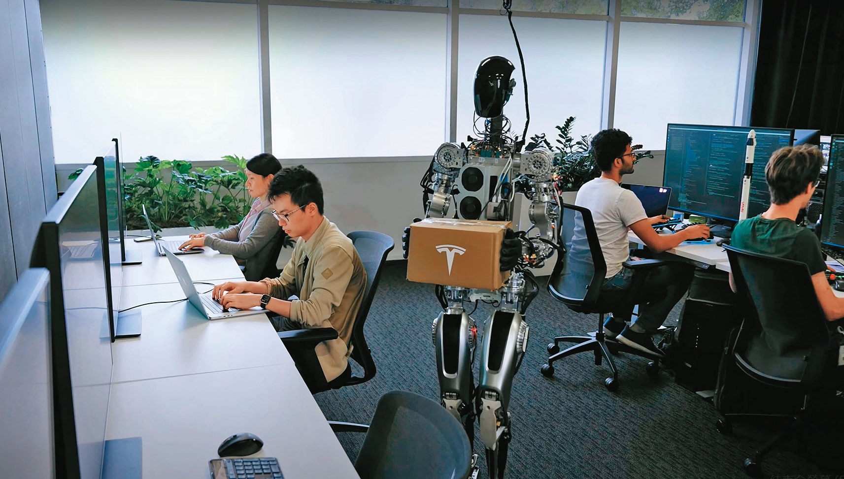 短短1年,特斯拉就將人形機器人Optimus搬進大眾眼簾,執行送包裹、澆水等工作。 (翻攝自youtube)