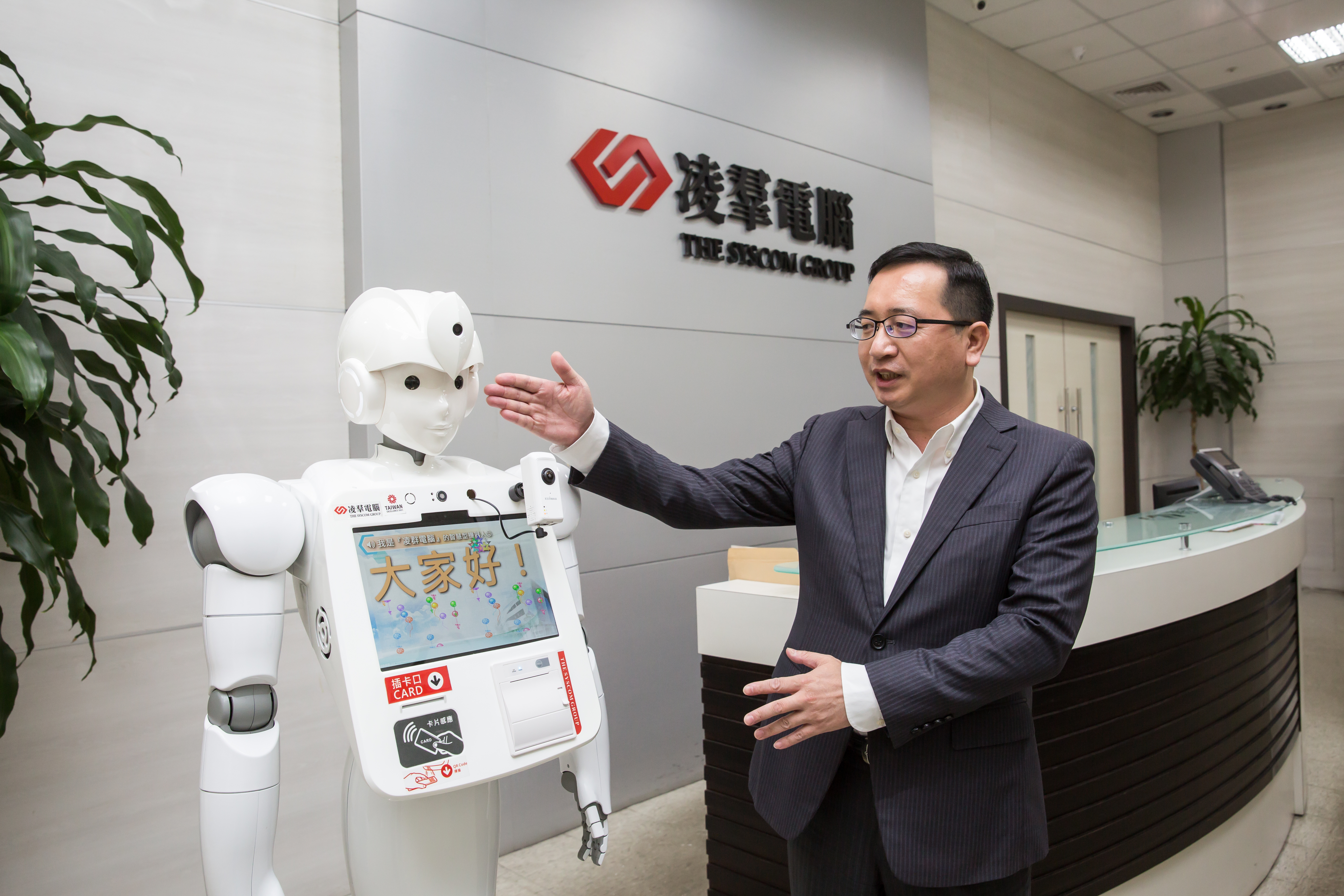 現場直擊Ayuda機器人。凌羣產品事業中心總處長楊宏祥向本刊記者介紹Ayuda如何進行導覽。