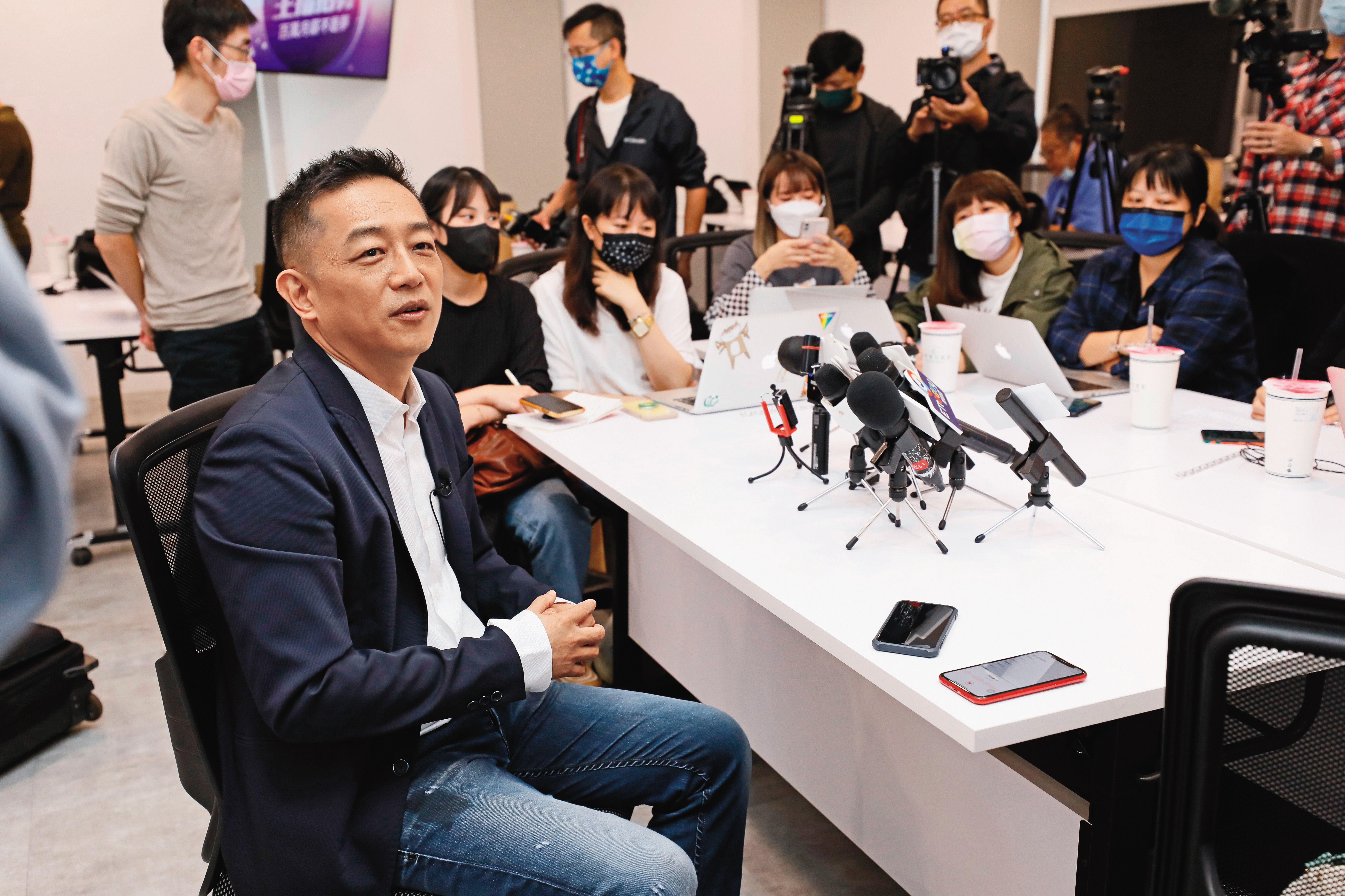 陳昭榮之前曾說,直播所賺的錢,一度比他演戲的收入還多。
