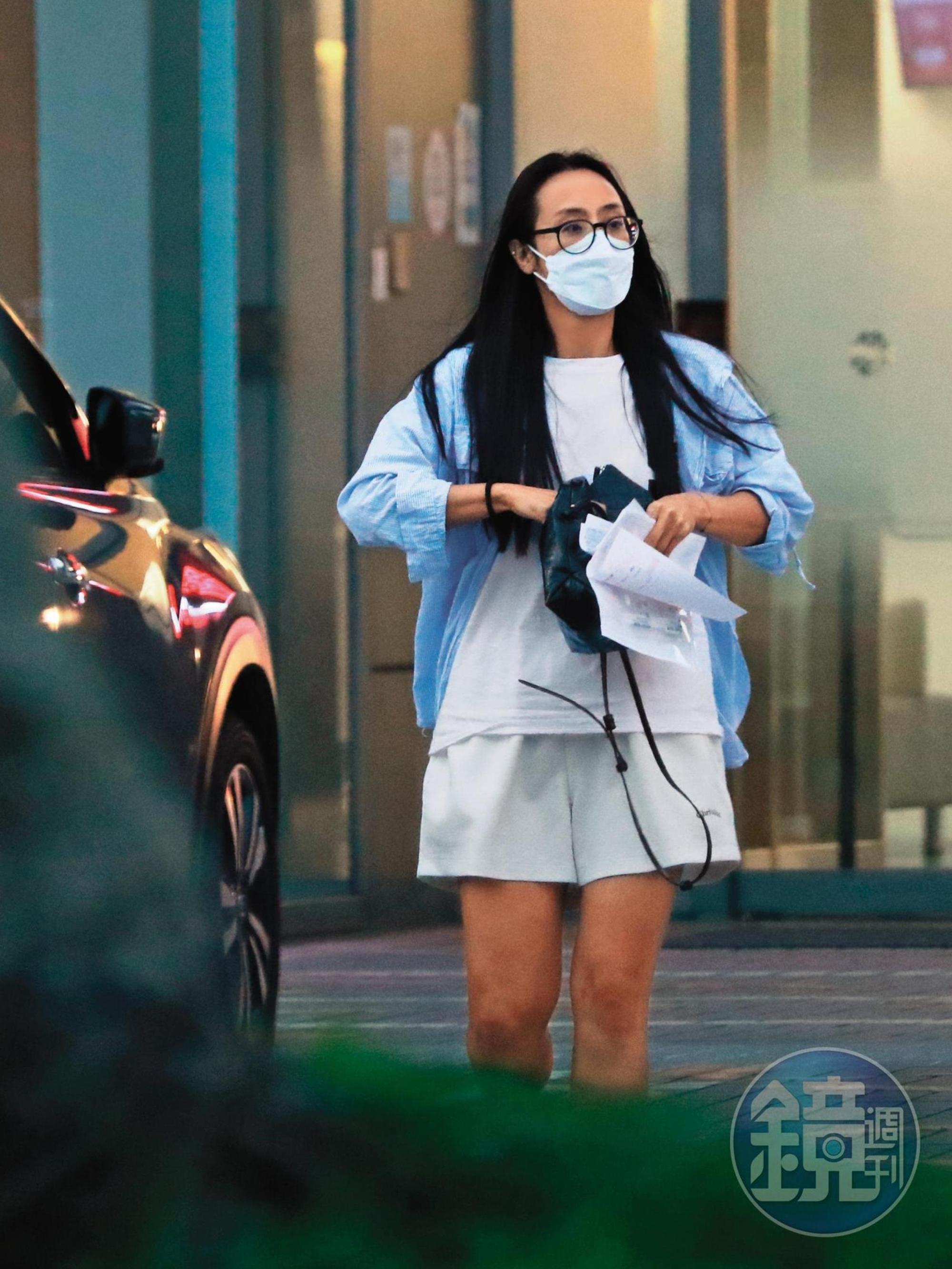 17:34 根據線報指出,陳姓熟女是陳昭榮事業上的得力助手,而且除了對她禮遇有加,還是公司的負責人。