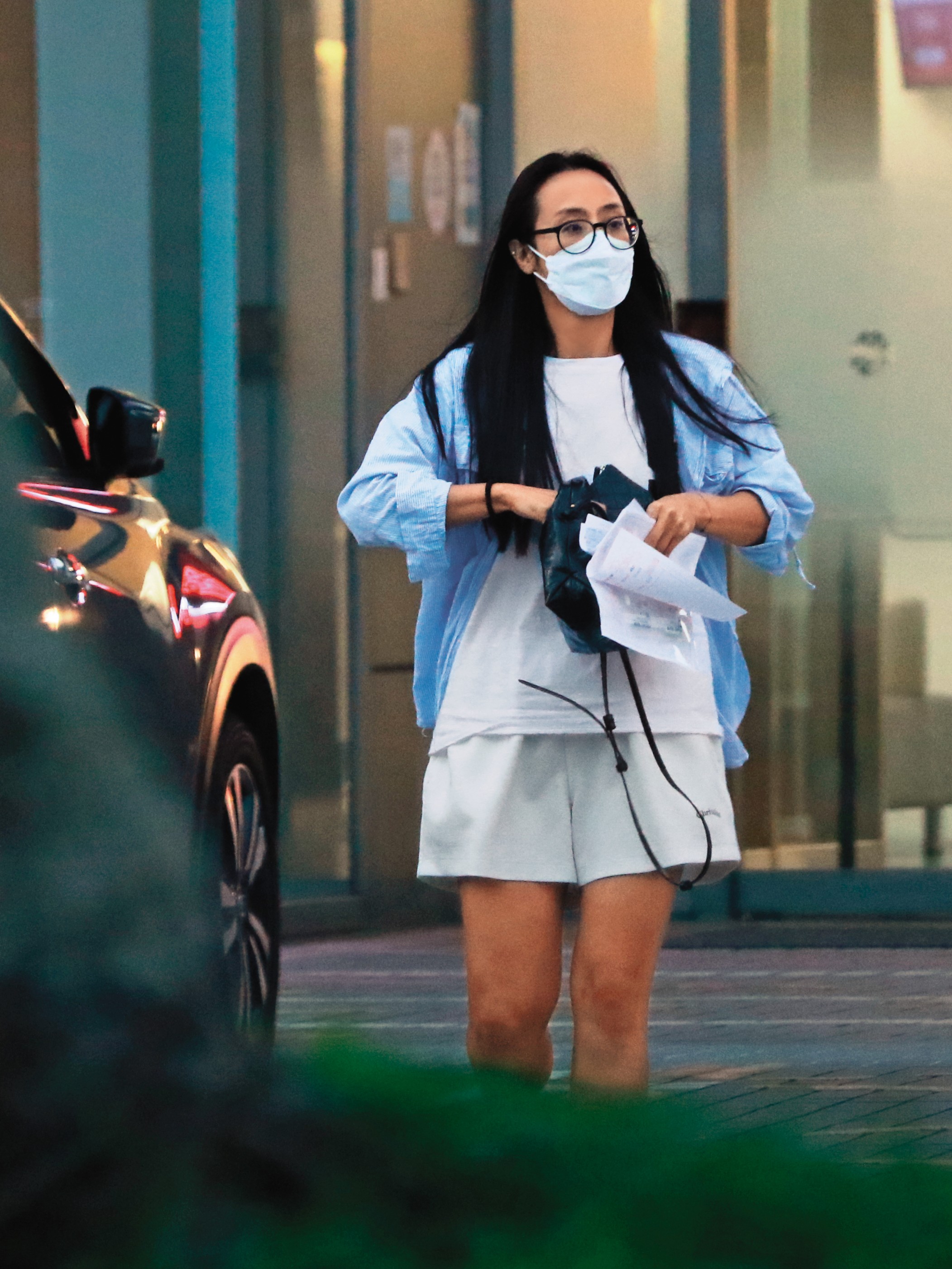 17:34 根據線報指出,陳姓熟女是陳昭榮事業上的得力助手,而且除了對她禮遇有加,還是公司的負責人。
