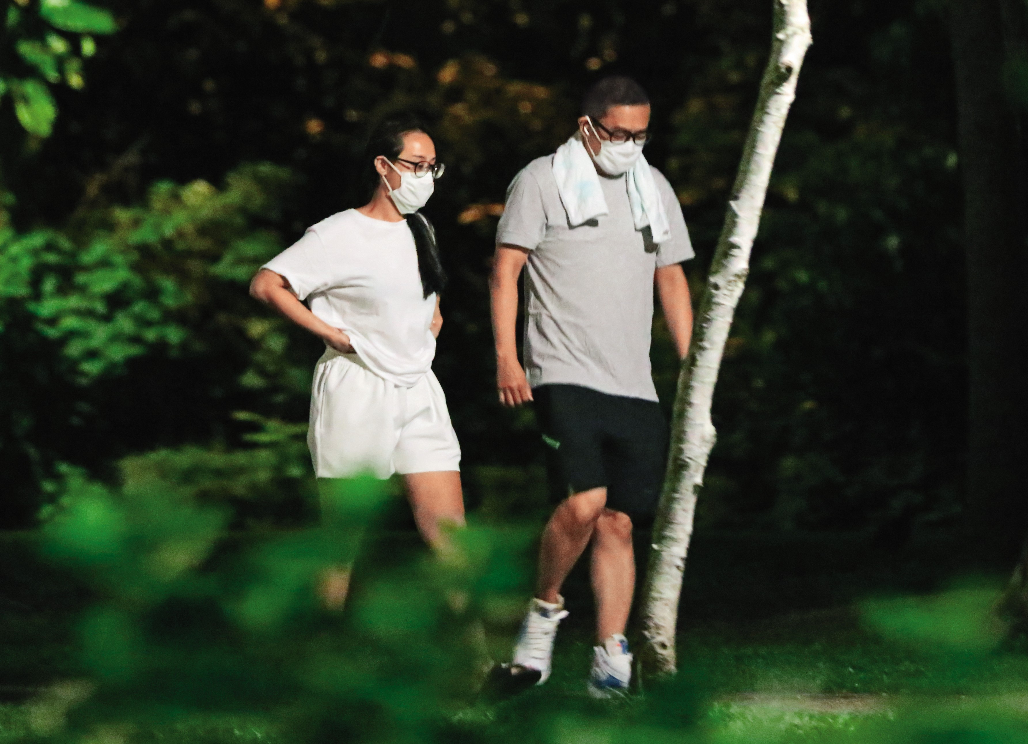 21：20 運動後，陳昭榮與陳姓熟女散步回家，過著朝夕相聚的日常。