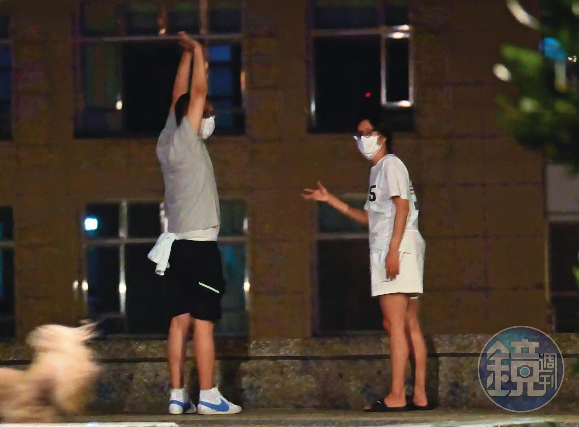 21:13 陳昭榮(左)與陳姓熟女(右)面對面運動,看來友好程度已有一定的基礎。