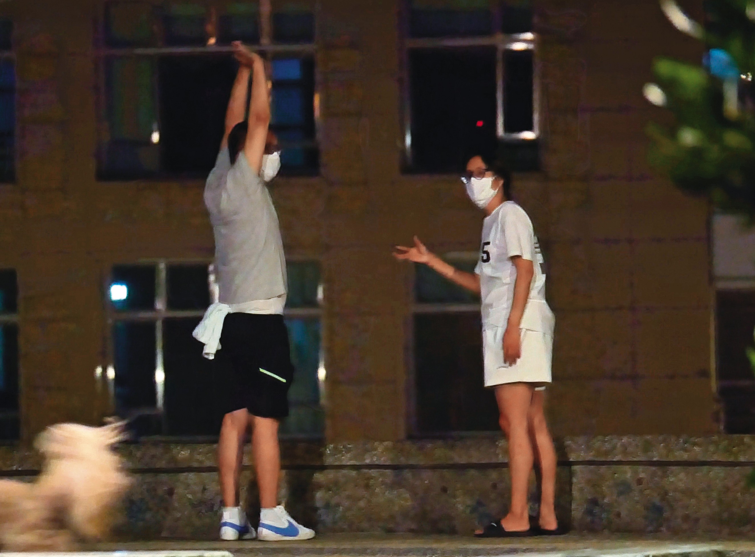 21:13 陳昭榮(左)與陳姓熟女(右)面對面運動,看來友好程度已有一定的基礎。