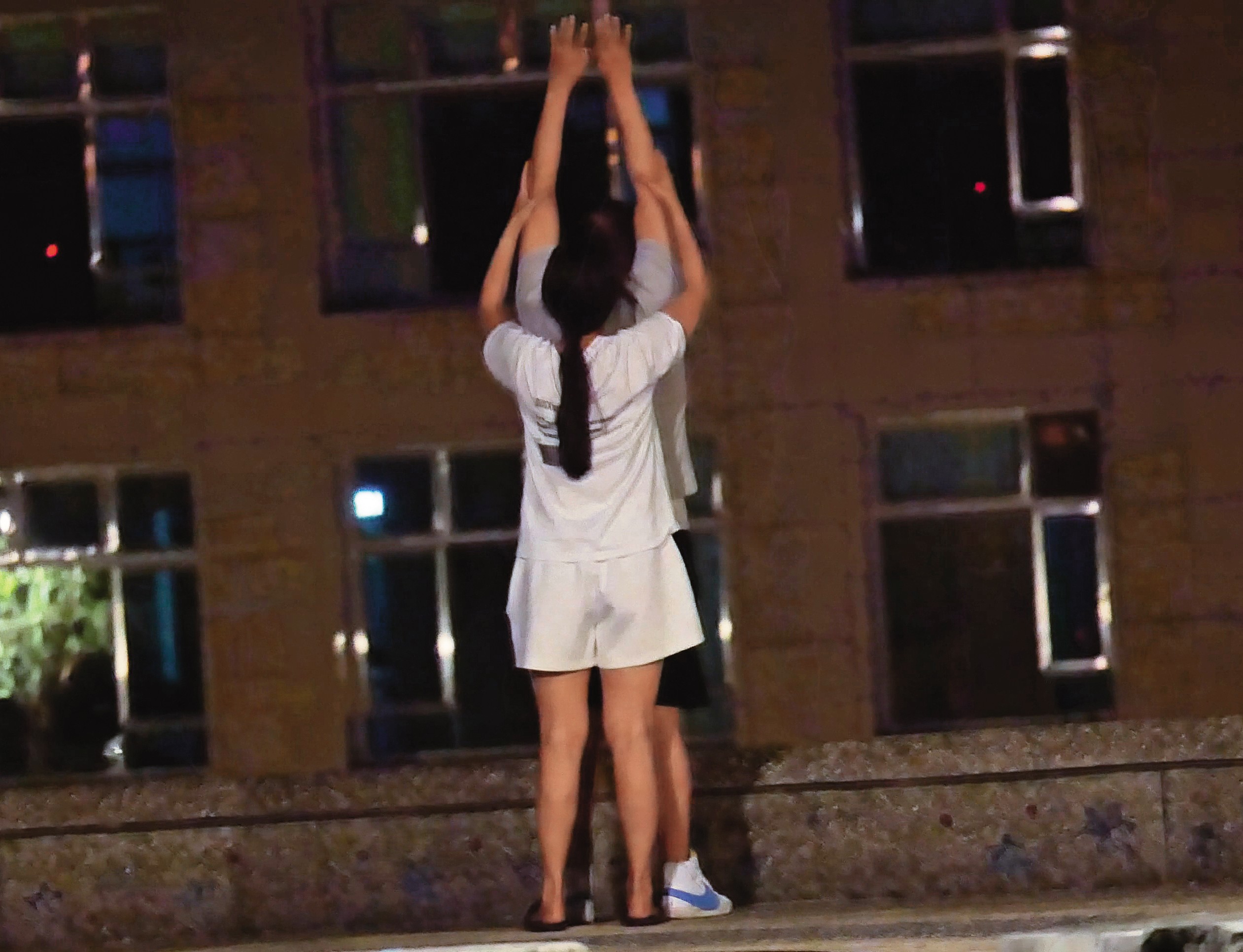 21:14 陳昭榮伸展操做著做著,熟女就摸上去了,「雙人體操」看來非常緊密。