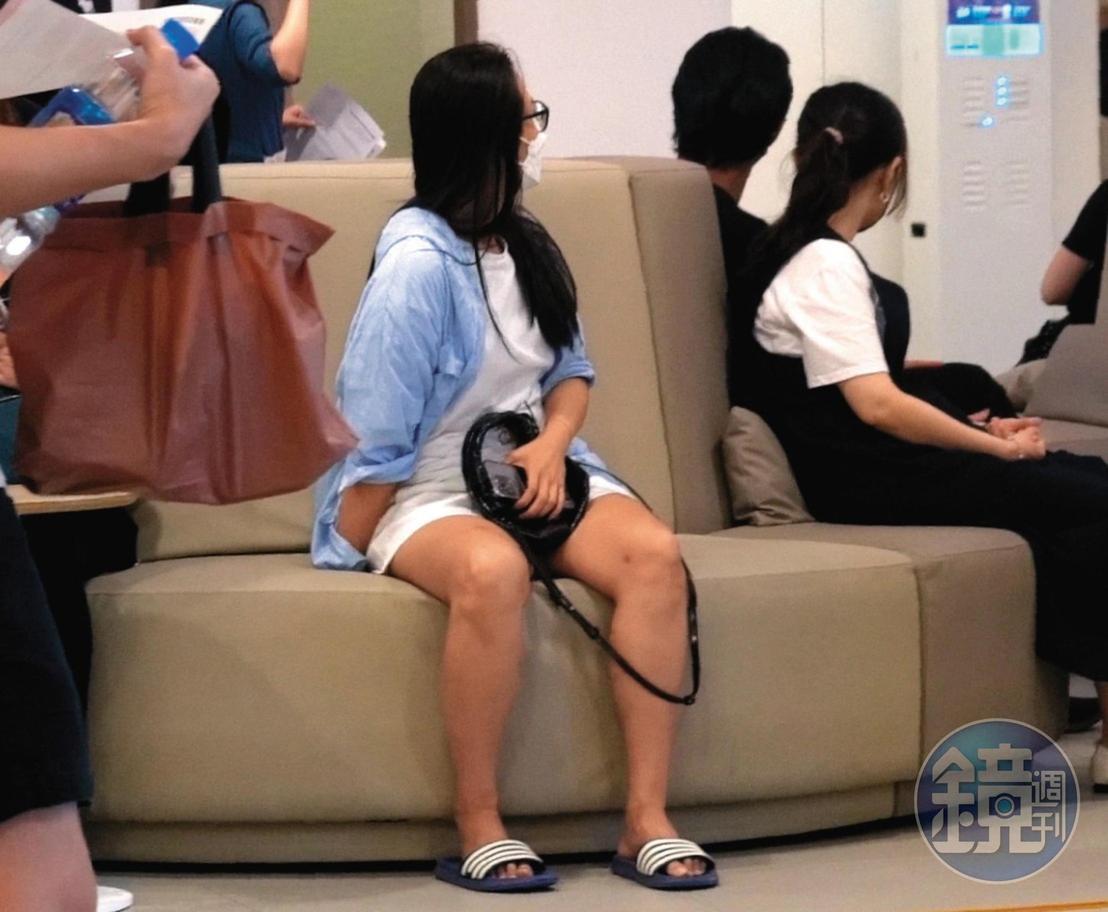 16:27 陳昭榮載著熟女去婦產科,感覺對方的私事也與他有關。