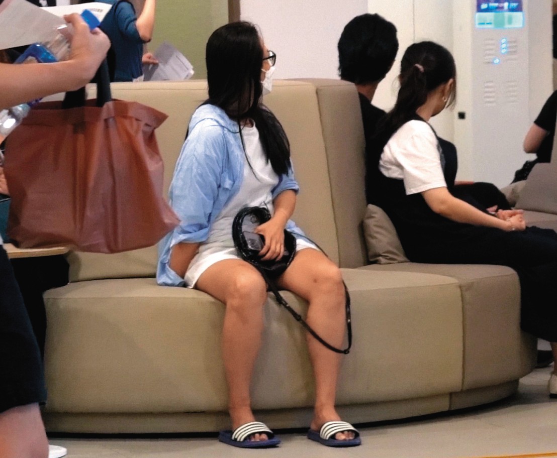 16:27 陳昭榮載著熟女去婦產科,感覺對方的私事也與他有關。