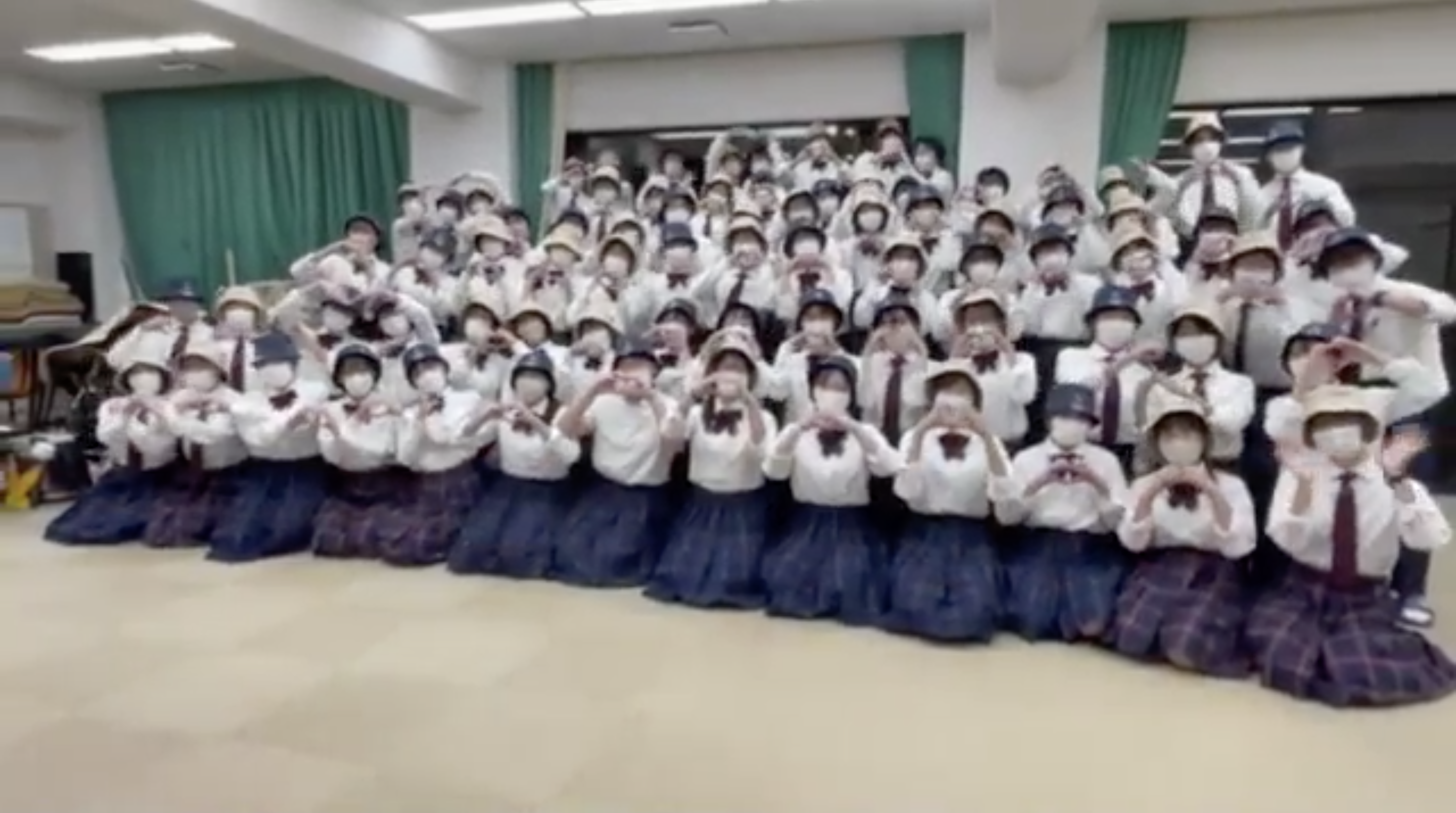 「橘色惡魔」換穿學校制服，手比愛心喊「我愛台灣」。（翻攝自臉書Formosa Lee）