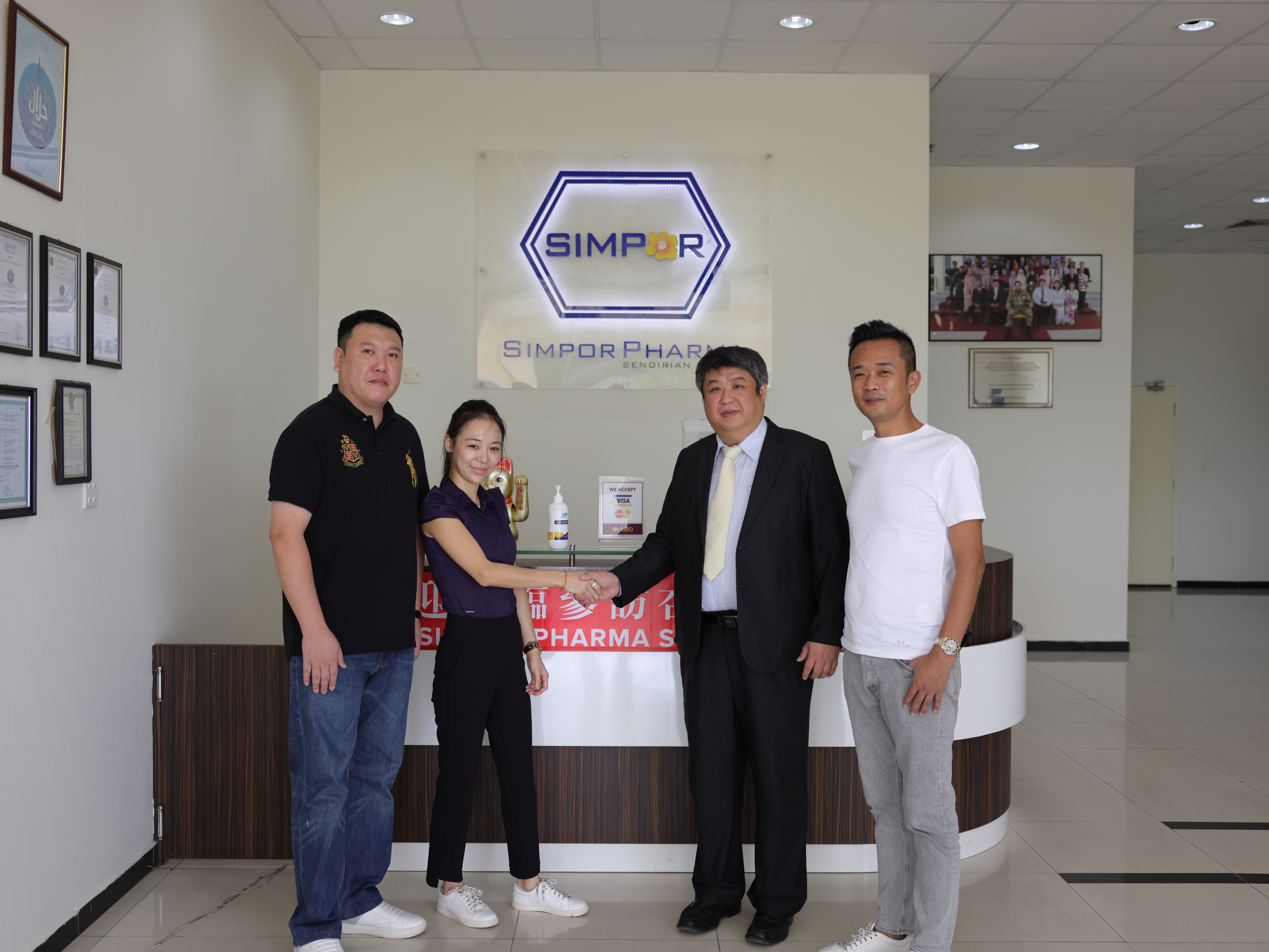 管管（左2）飛去汶萊和亞洲區執行長（左1）、加拿大籍老闆（右2）洽談合作。（翻攝自管管粉專）