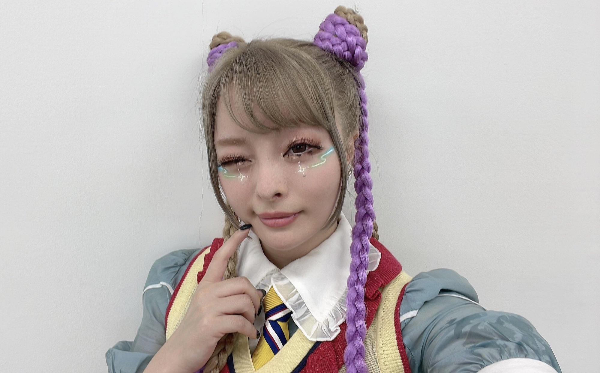 卡莉怪妞高中就開始喜歡「變身」，笑說有種當自己是美少女戰士的心情。（翻攝卡莉怪妞官方推特）