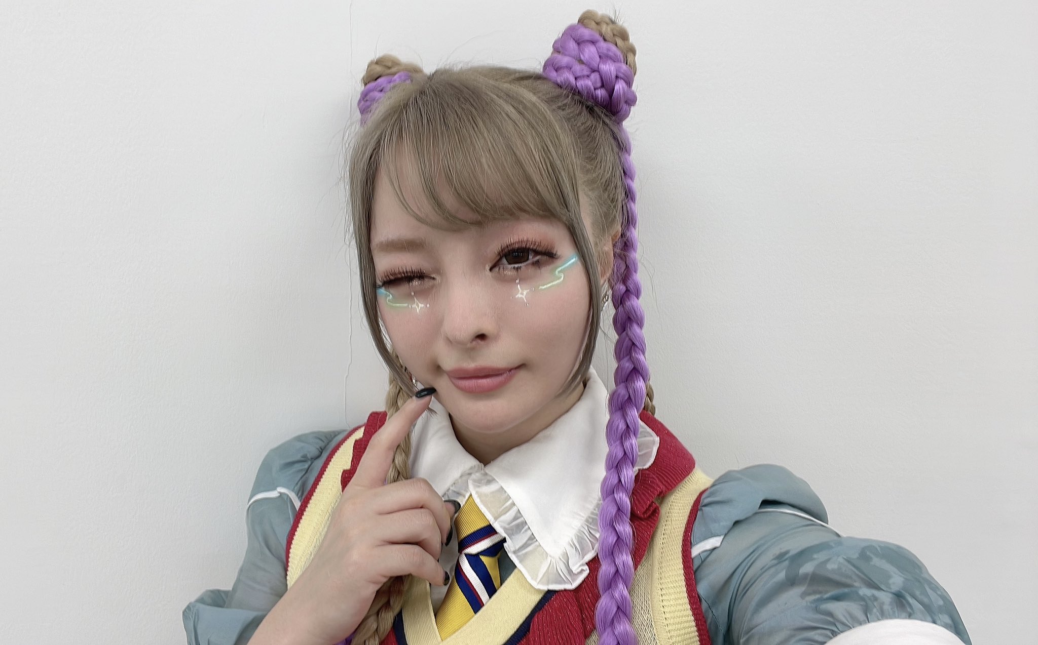 卡莉怪妞高中就開始喜歡「變身」，笑說有種當自己是美少女戰士的心情。（翻攝卡莉怪妞官方推特）