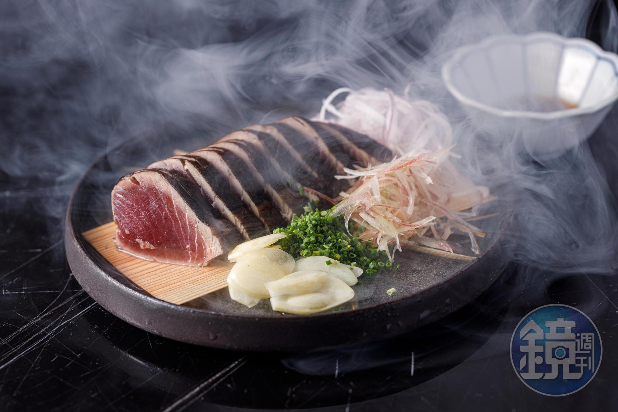 稻草燒經典料理「藁燒鰹魚半敲燒」,半生熟的肉質充滿煙燻味,格外下酒。(380元/份)