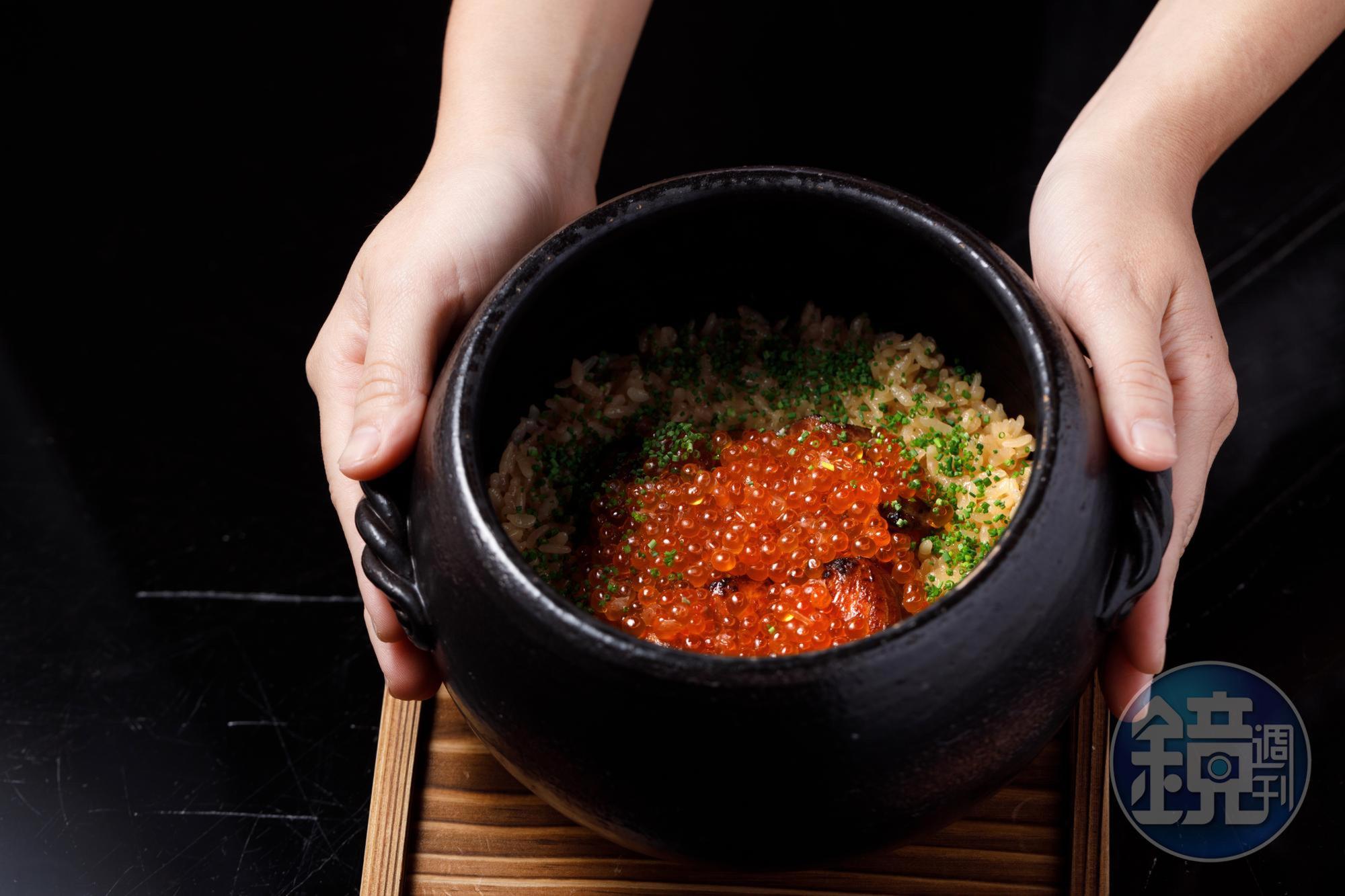 「藳燒鮭魚親子飯」的挪威鮭魚用稻草稍微炙燒,鋪上北海道鮭魚卵,用土鍋炊蒸半小時的米粒,吸滿高湯精華。(760元/份)