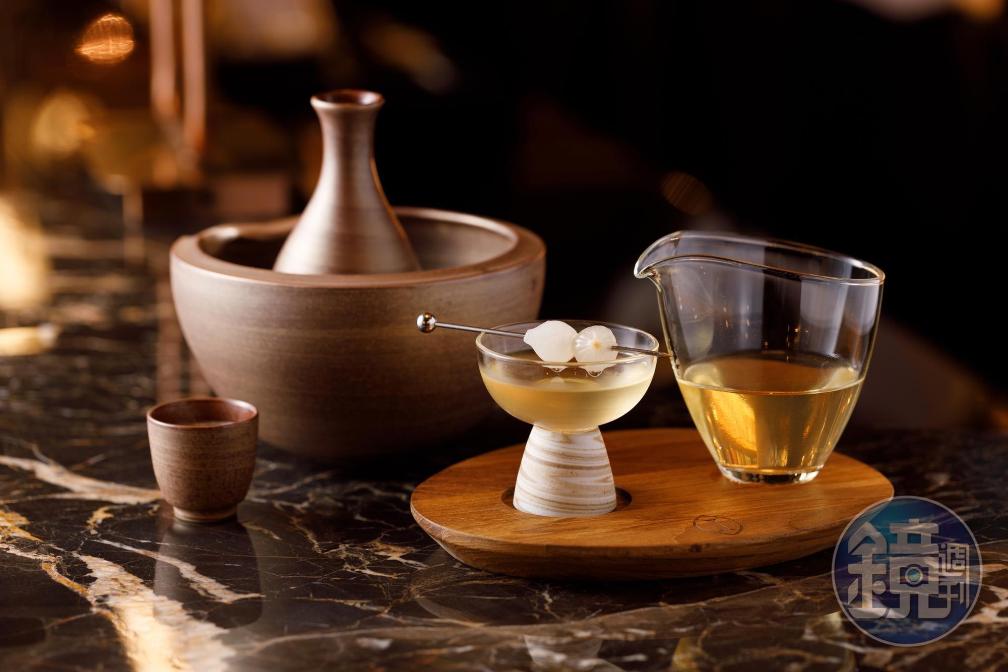 「調酒-WARA Tiniz(右)」以純米吟釀為基底,搭配自製香草葡萄汁,帶有紫蘇清香。「壽司手」用自製雪菊四季春琴酒,搭配柚子酒、奶香酒,酸甜帶奶香,竟有品嘗壽司米飯的感覺。(皆400元/杯)