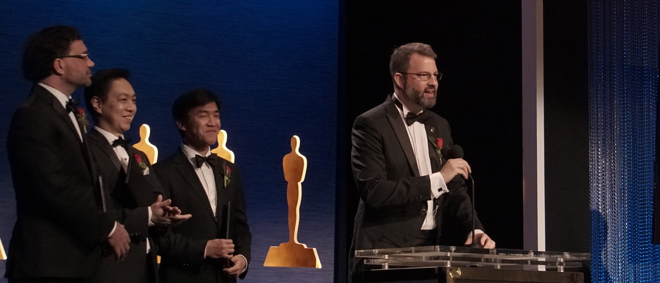 馬萬鈞（左二）與指導老師保羅戴貝克（右一）獲頒2019年奧斯卡科學技術成就獎。（翻攝自fxguide.com）