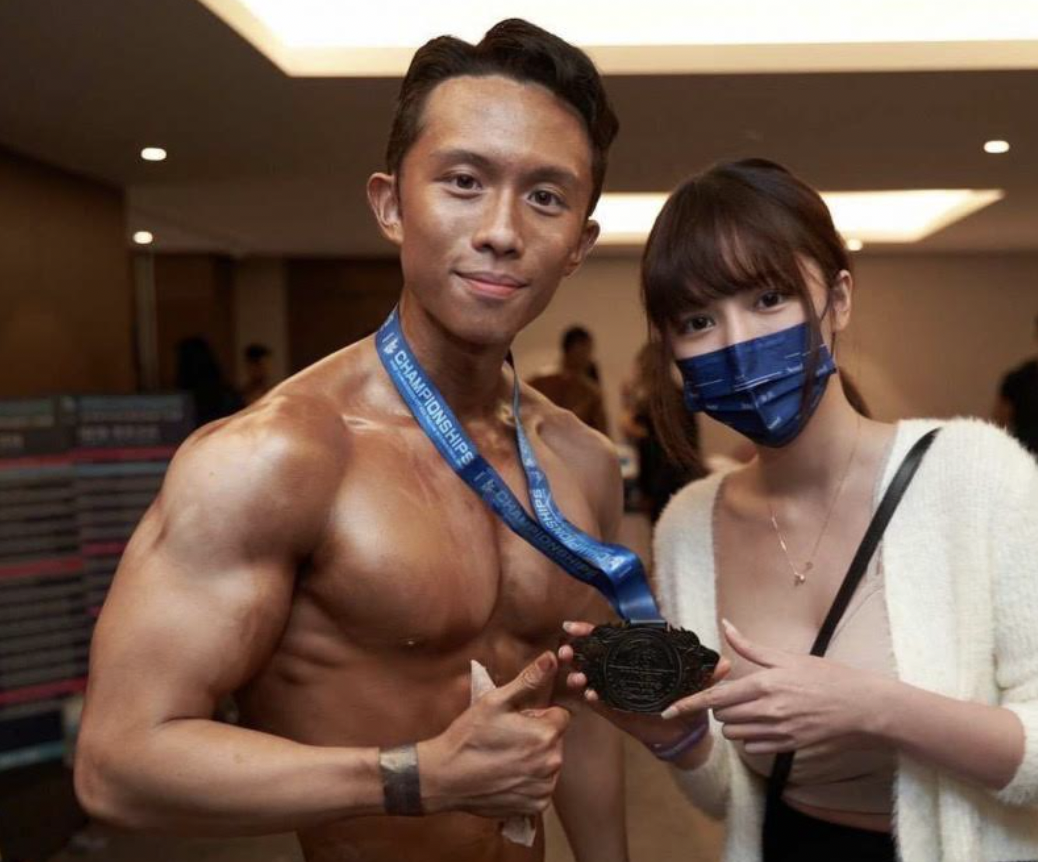 孫安佐和女友合照慶祝健身得名。（翻攝自孫安佐IG）