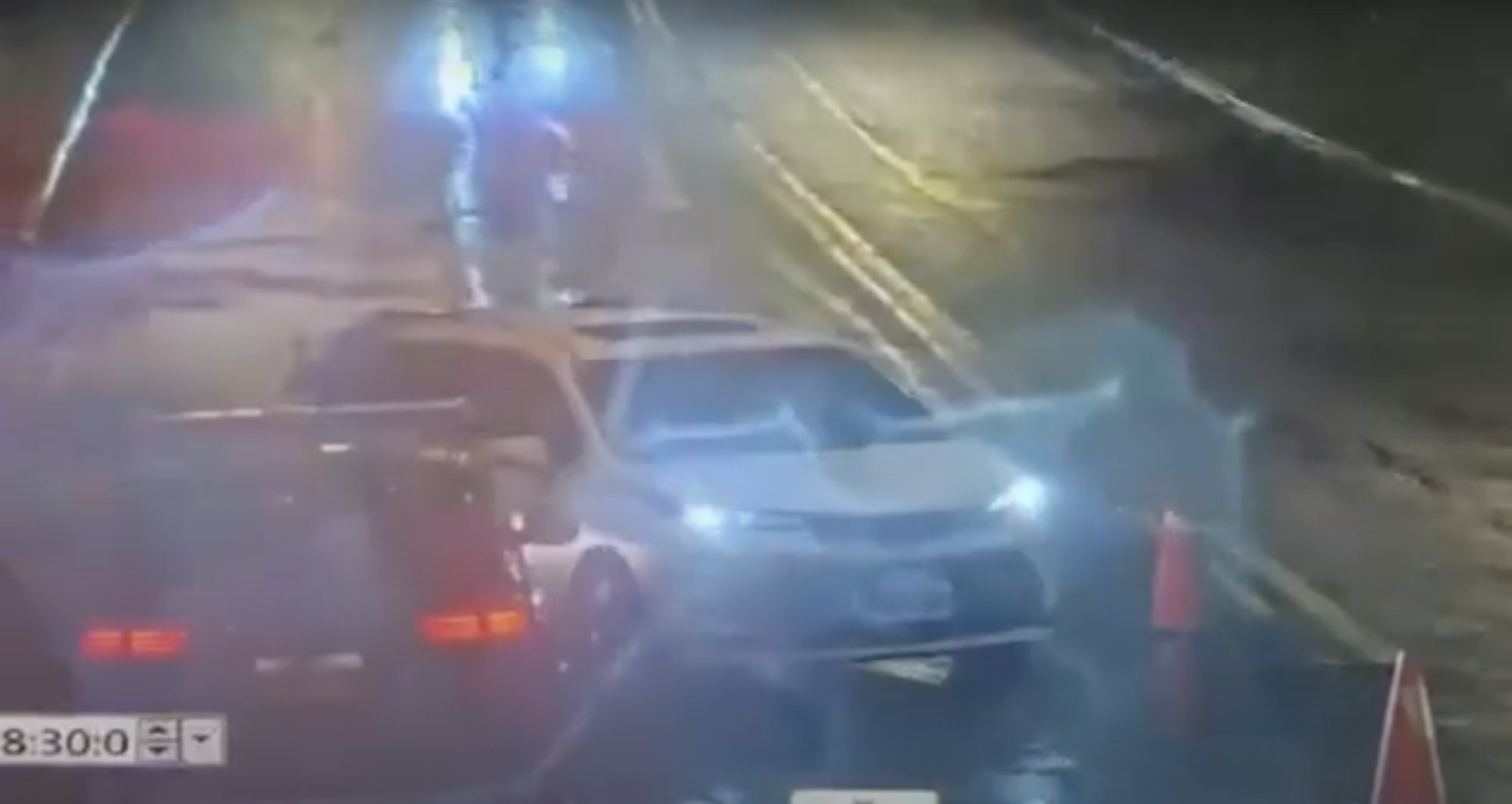 陳時中的白色座車遭檢舉闖紅燈。(翻攝畫面)