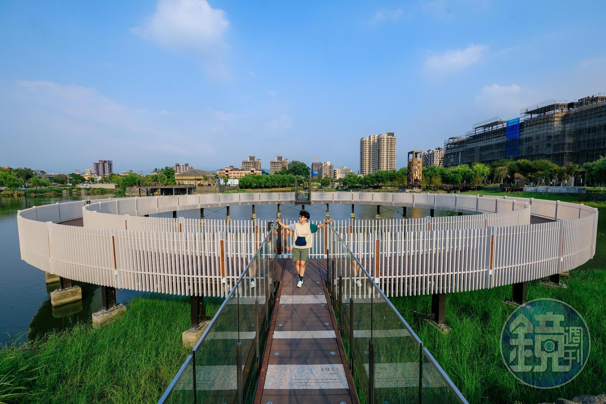 環形步道是欣賞「帝國製糖廠台中營業所」與湖景的好去處。