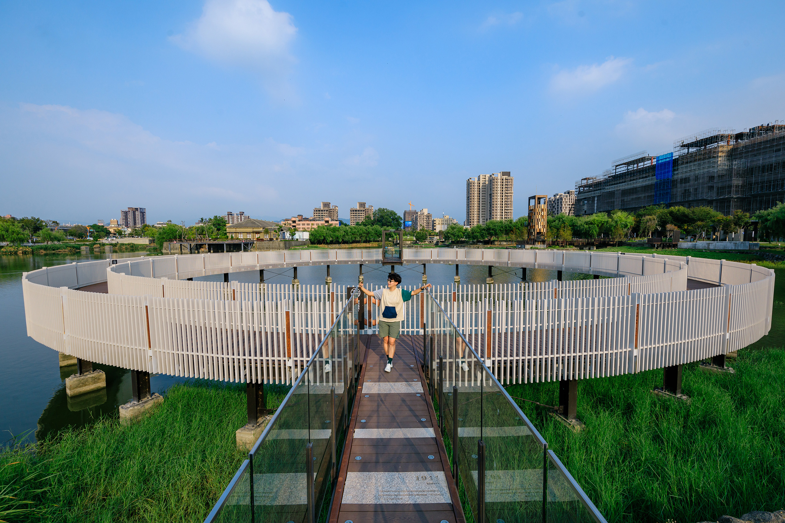 環形步道是欣賞「帝國製糖廠台中營業所」與湖景的好去處。