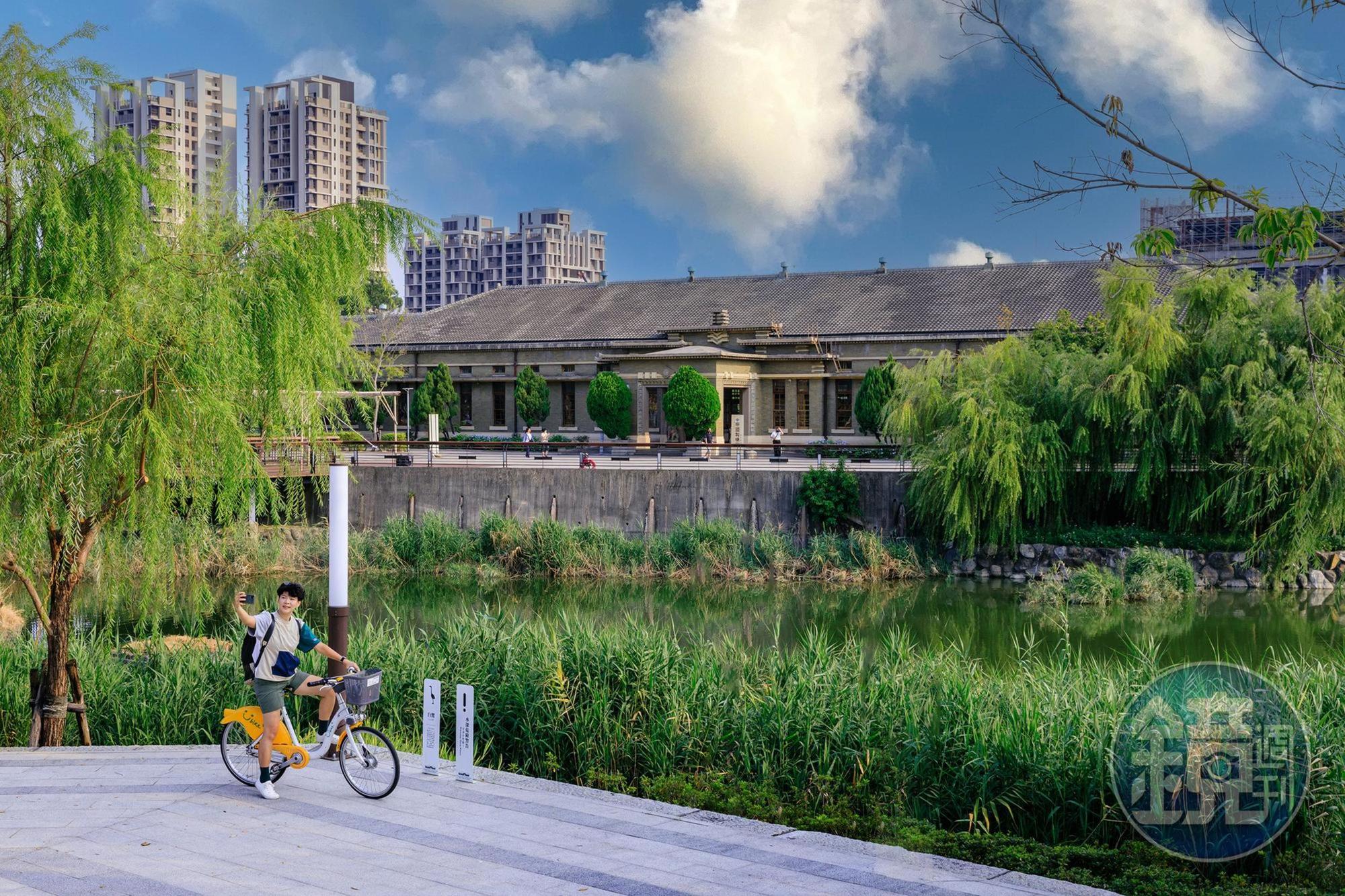 沿著帝國製糖廠旁的單車道,可欣賞湧泉公園裡星泉湖與火車站周圍的景色。