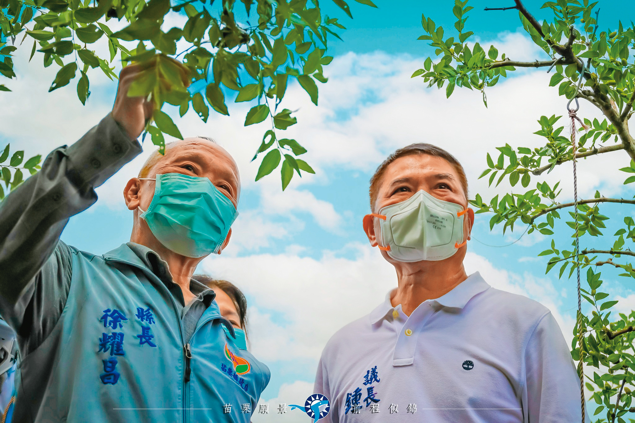 苗栗縣長徐耀昌(左)公開為鍾東錦(右)助選,使藍營分裂事態更檯面化。(翻攝鍾東錦臉書)