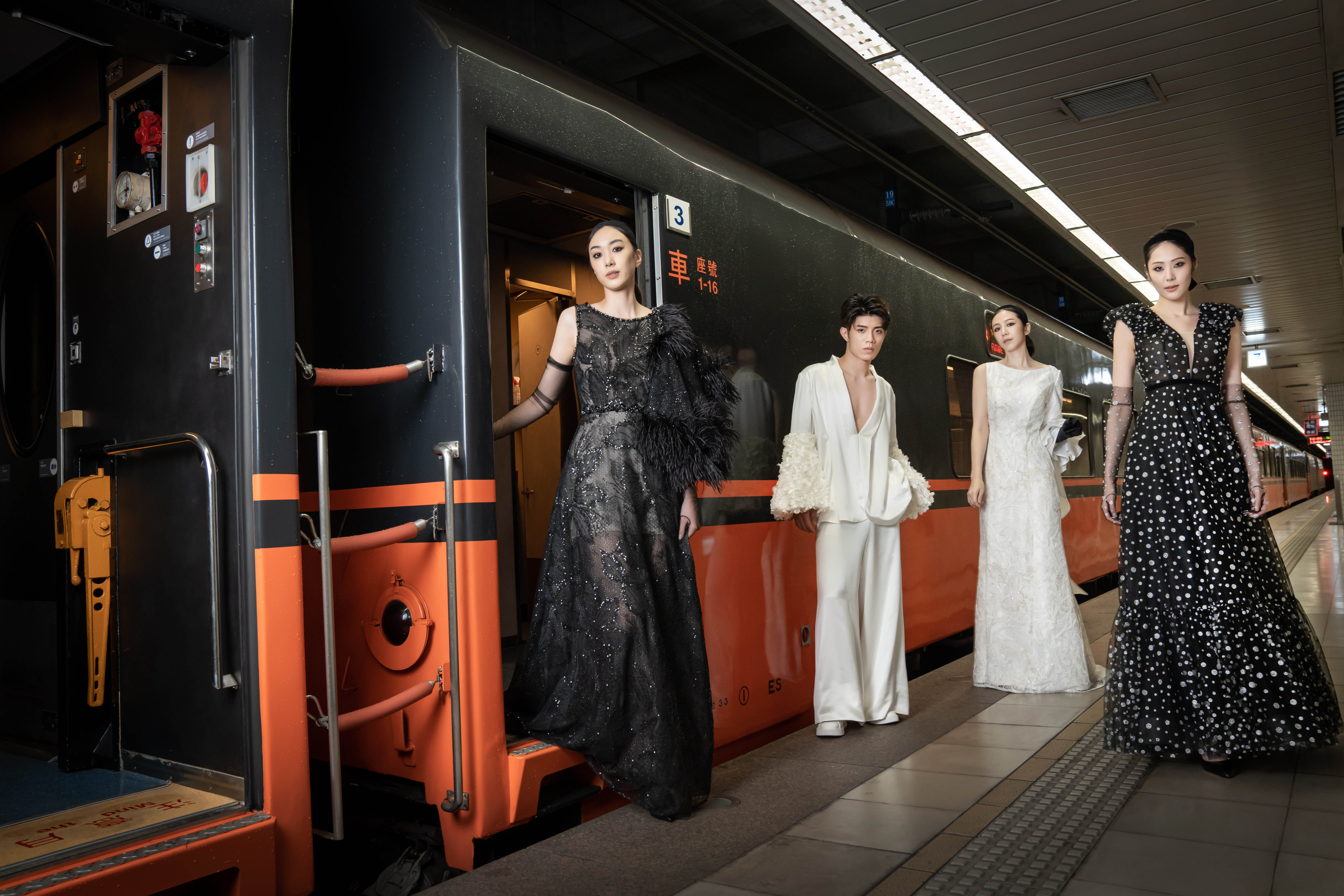 模特兒穿上訂製禮服登上鳴日號火車。（Jasmine Galleria提供）