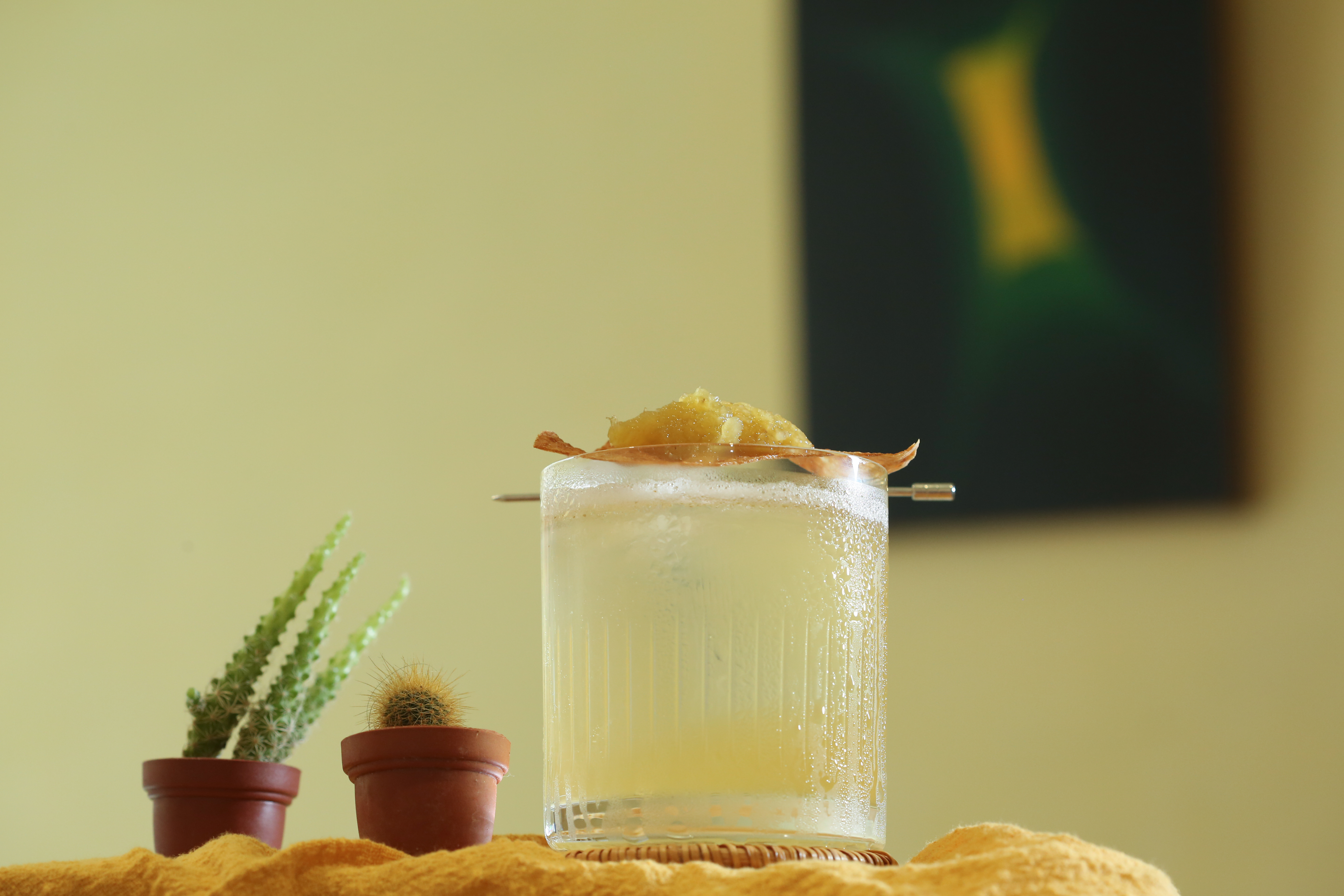 調酒師李玹毅（Kvo）呼應展覽中的畫作，這一季推出改良古典酒譜的「Breakfast Martini」，厚山琴酒的存在感十分強烈。（400元／杯）