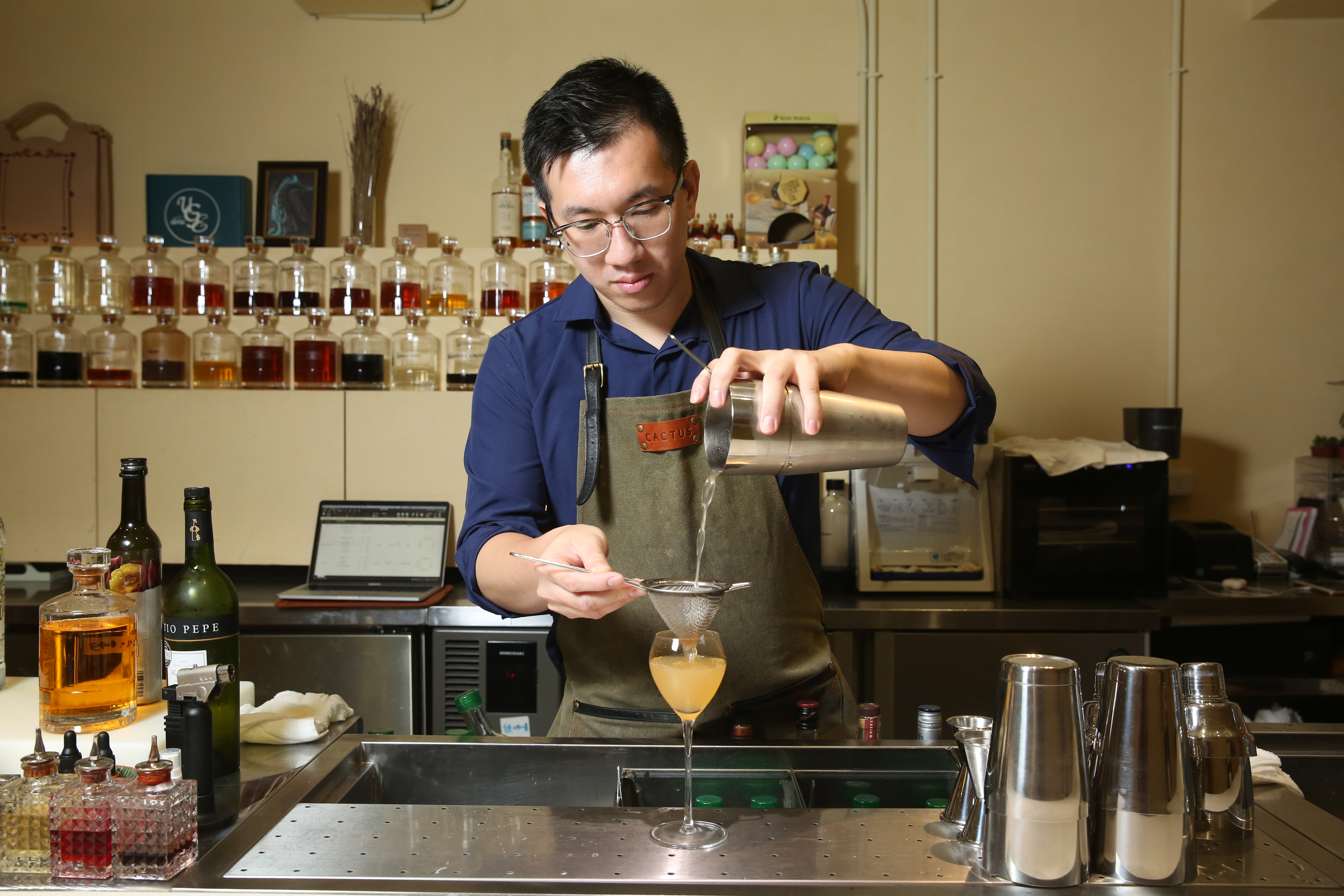 「Cactus Bar」主理人兼調酒師李玹毅（Kvo）花了數個月時間，完成與「後現代寓意」主題呼應的酒單。